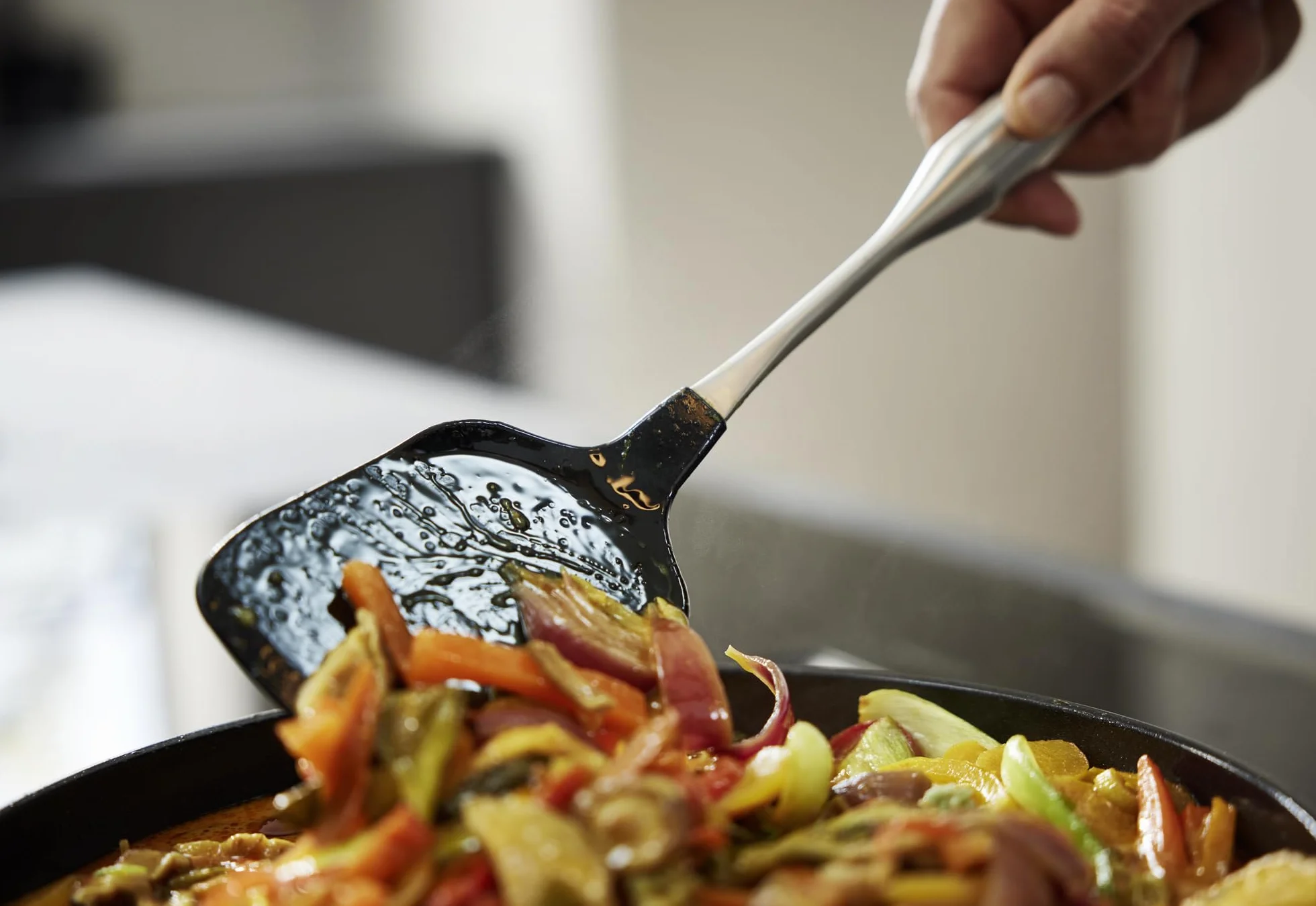 Fissler Essential/silikonowa łopatka wok z uchwytem ze stali nierdzewnej (34,5 cm) łopatka do patelni, do naleśników, nadaje się do mycia w zmywarce
