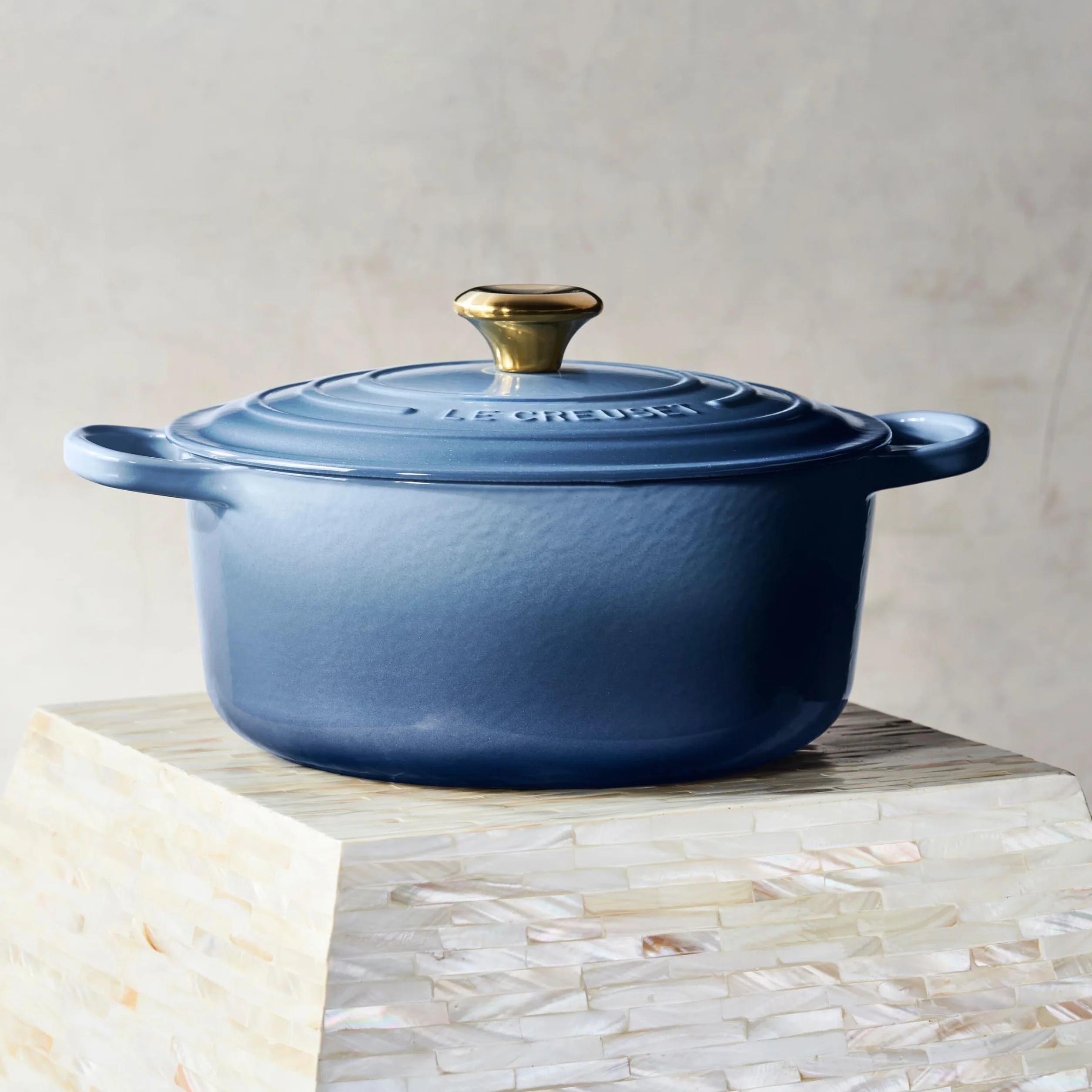 Le Creuset Okrągła Brytfanna Żeliwo, Ø 20 cm, Okrągła, Nadaje się do wszystkich rodzajów płyt grzewczych i indukcyjnych, Tom: 2,4 l, 3,092 kg, Chambray, 21177204344441