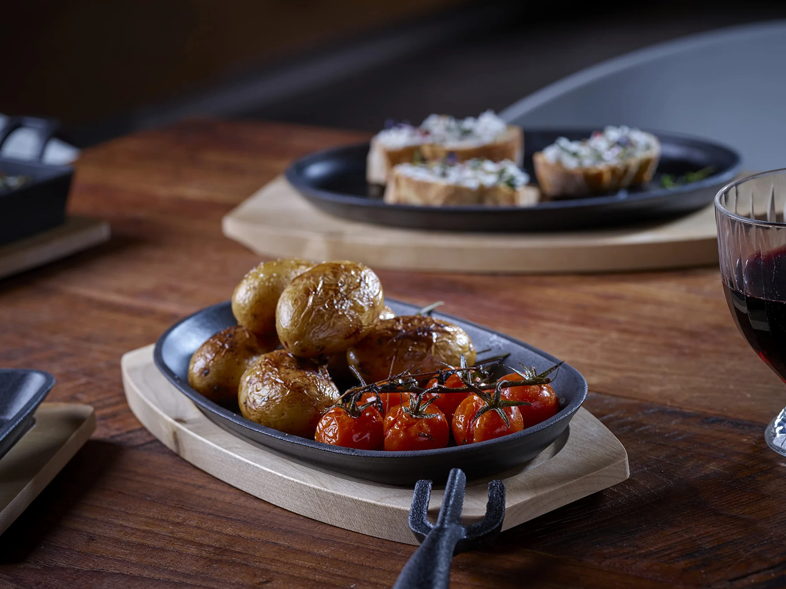 ECHTWERK Zestaw 4 żeliwnych patelni do serwowania, Mała patelnia grillowa z deską do serwowania, Zdejmowany uchwyt, Już upieczona, Nadaje się do piekarników, grilli, grillów i indukcji, Ø 24 x 14 cm