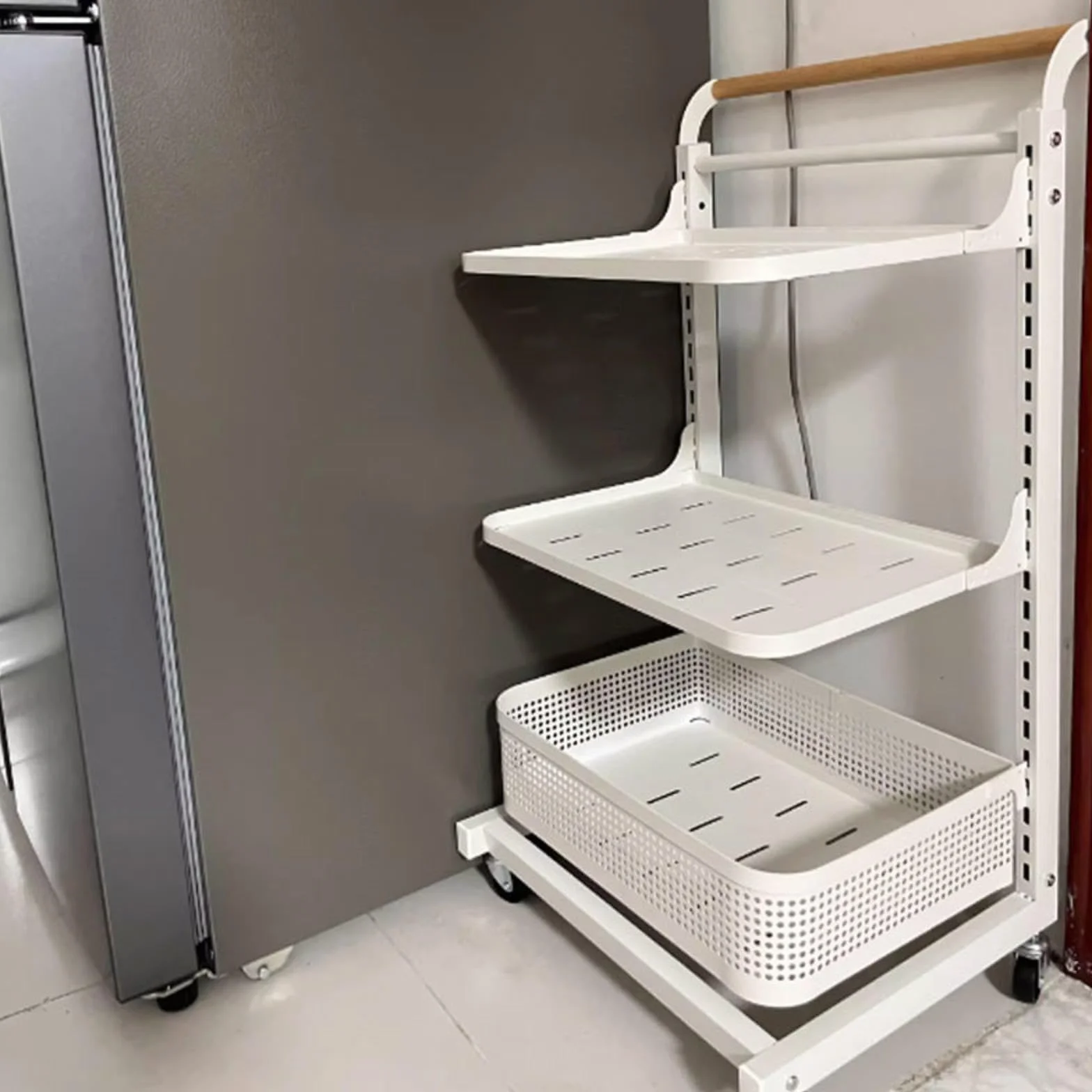 4-poziomowy organizer na patelnię do szafki kuchennej, biały stojak na talerze z koszem do przechowywania puszek i naczyń kuchennych, oszczędność miejsca, organizer, 4 deski i 1 kosz