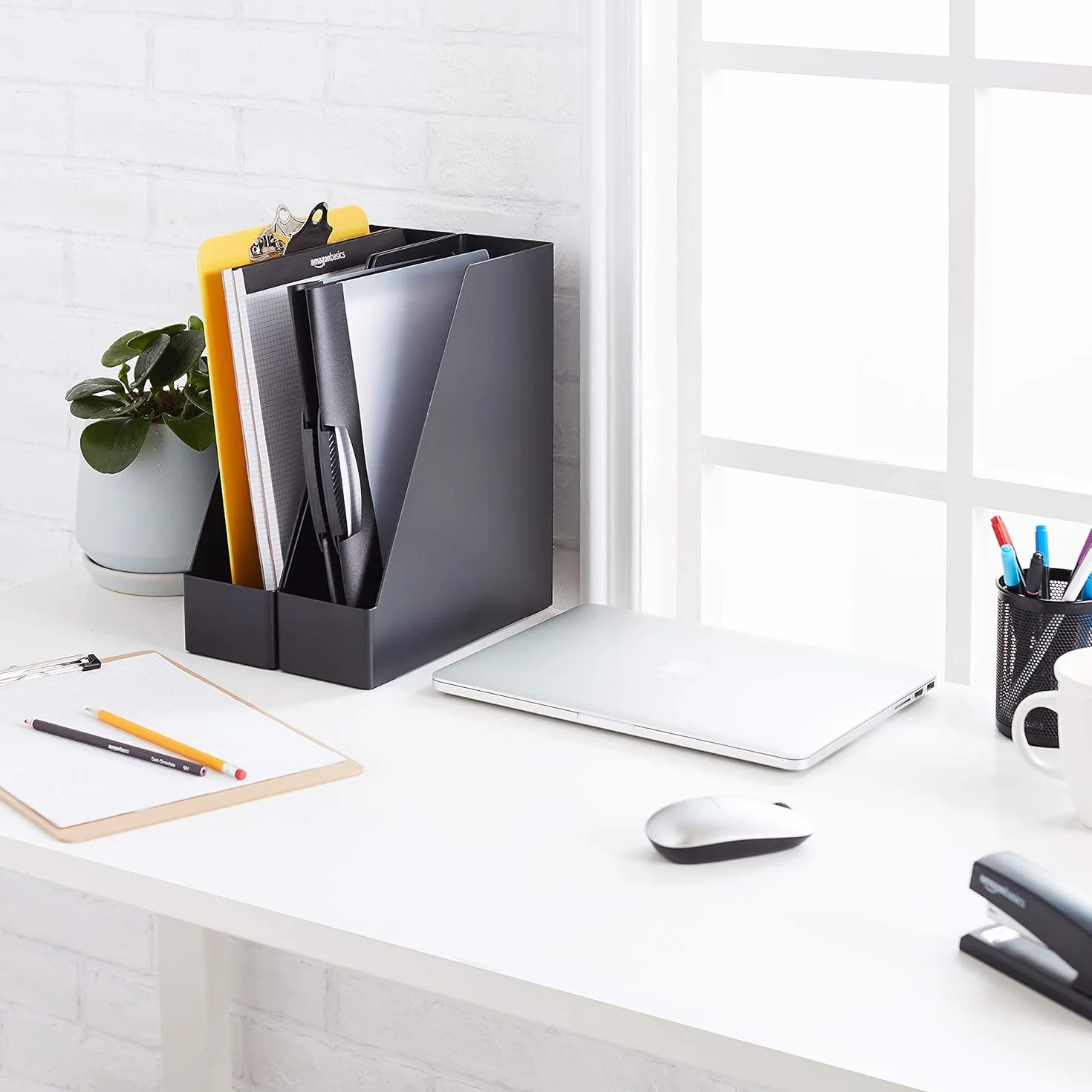 Amazon Basics Organizer na biurko, plastikowy, stojak na czasopisma, czarny, zestaw 2 sztuk