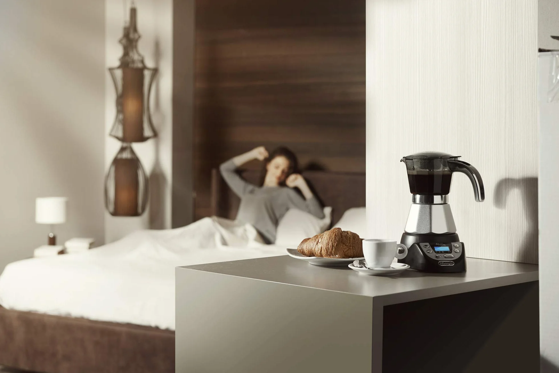 De'Longhi Alicia PLUS EMKP 63.B elektryczny ekspres do kawy do moki, 3-6 filiżanek, 450 W, czarny/srebrny