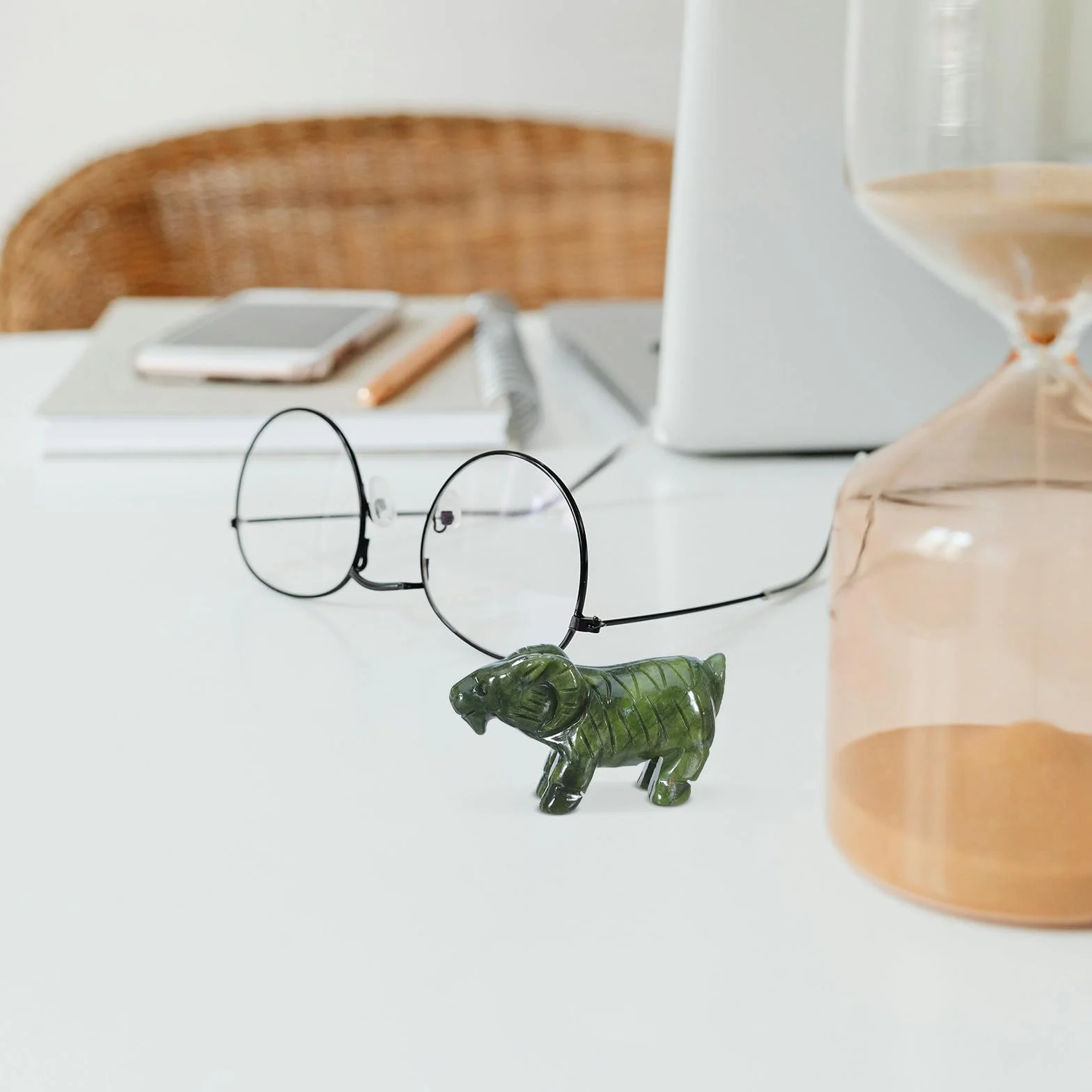 Jadeitowa figurka barana: figurka owcy w stylu Feng Shui – chińska rzeźba zodiaku przynosząca szczęście i sukces – ręcznie wykonana zwierzęcia z jadeitu na półkę biurkową i do wystroju
