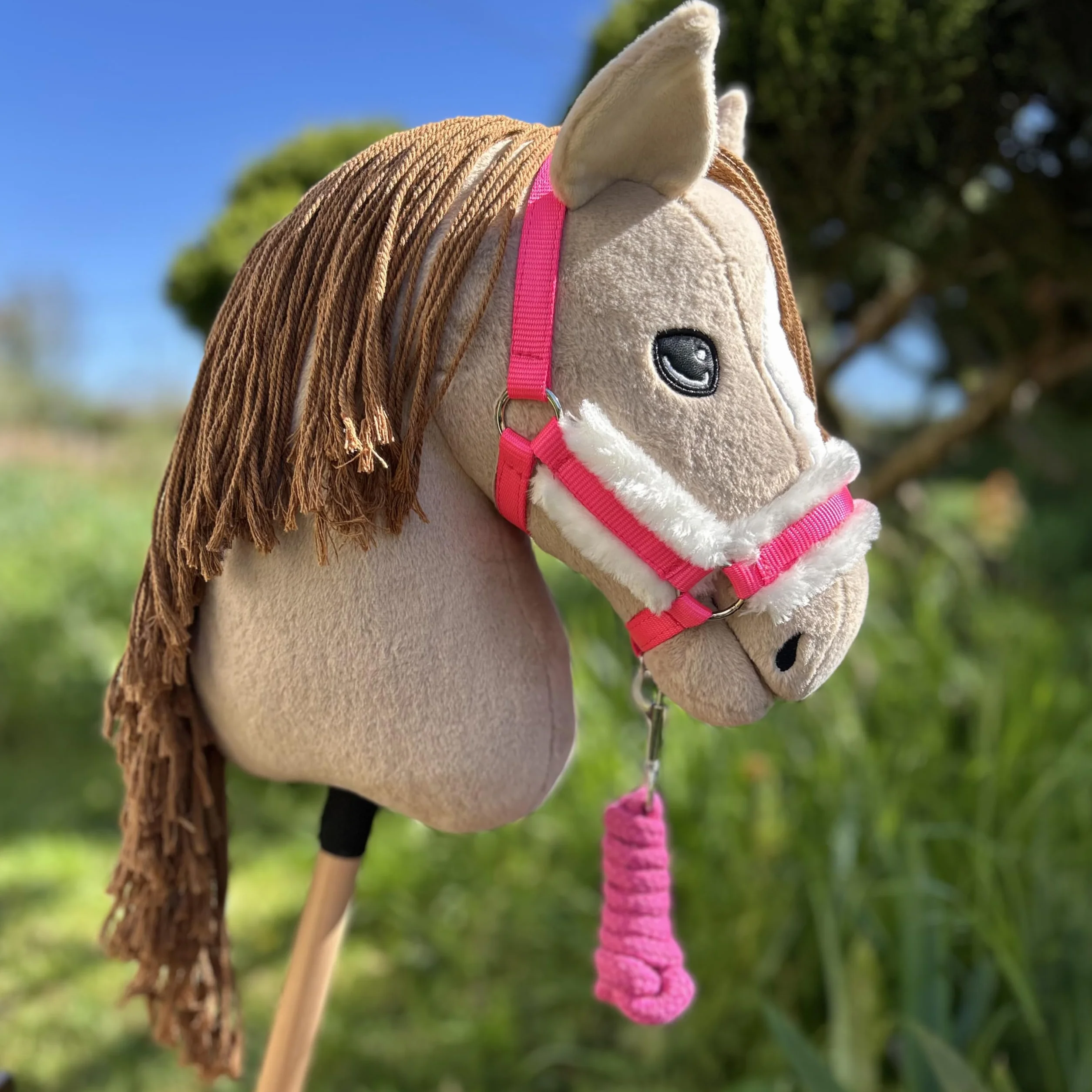 Hobby Horse różowy kantar z linką i czapką przeciw owadom, zestaw akcesoriów do aktywności koni hobby.