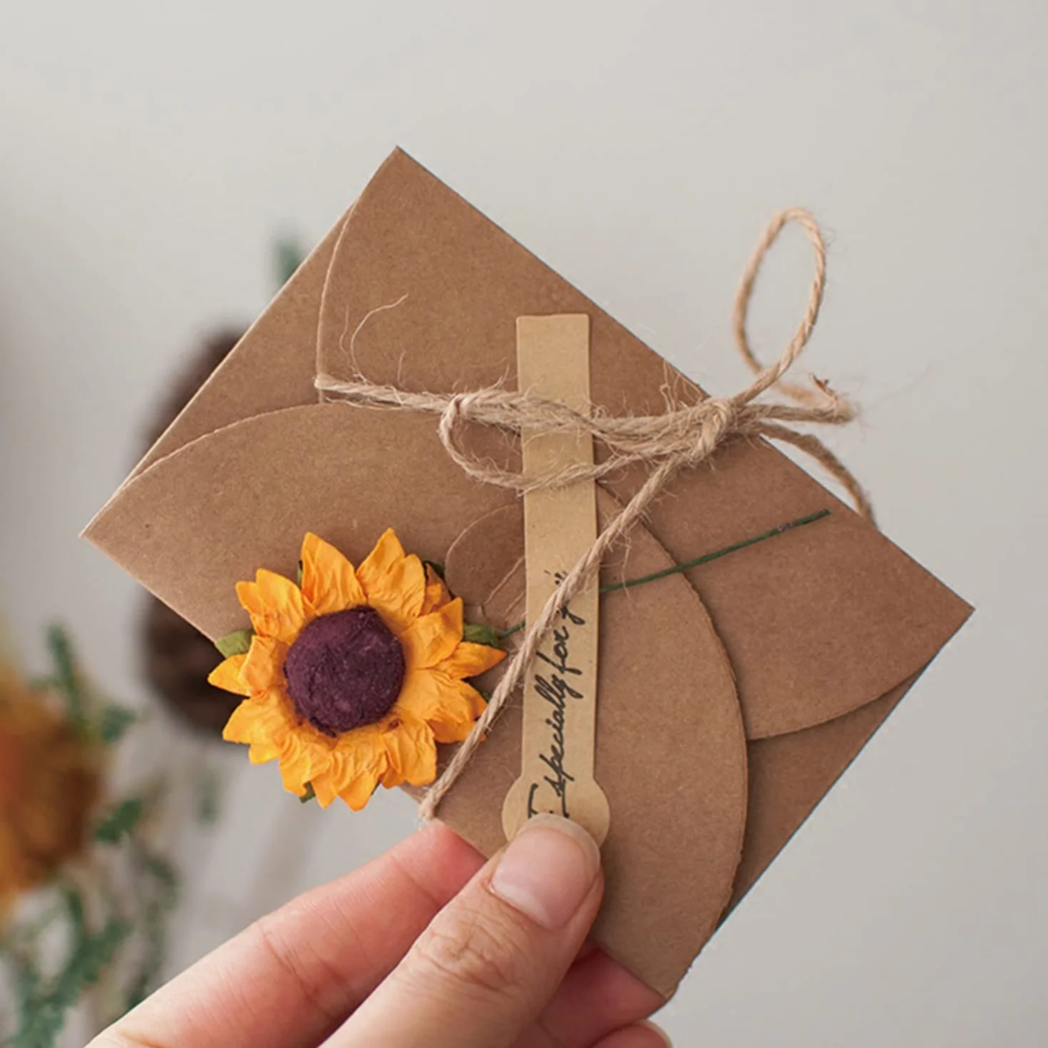 8 różnych stylów kartek z życzeniami z suszonymi kwiatami, koperty na karty, kreatywne dekoracyjne kartki z życzeniami w stylu retro DIY na Boże Narodzenie, zaproszenia i wiele innych.