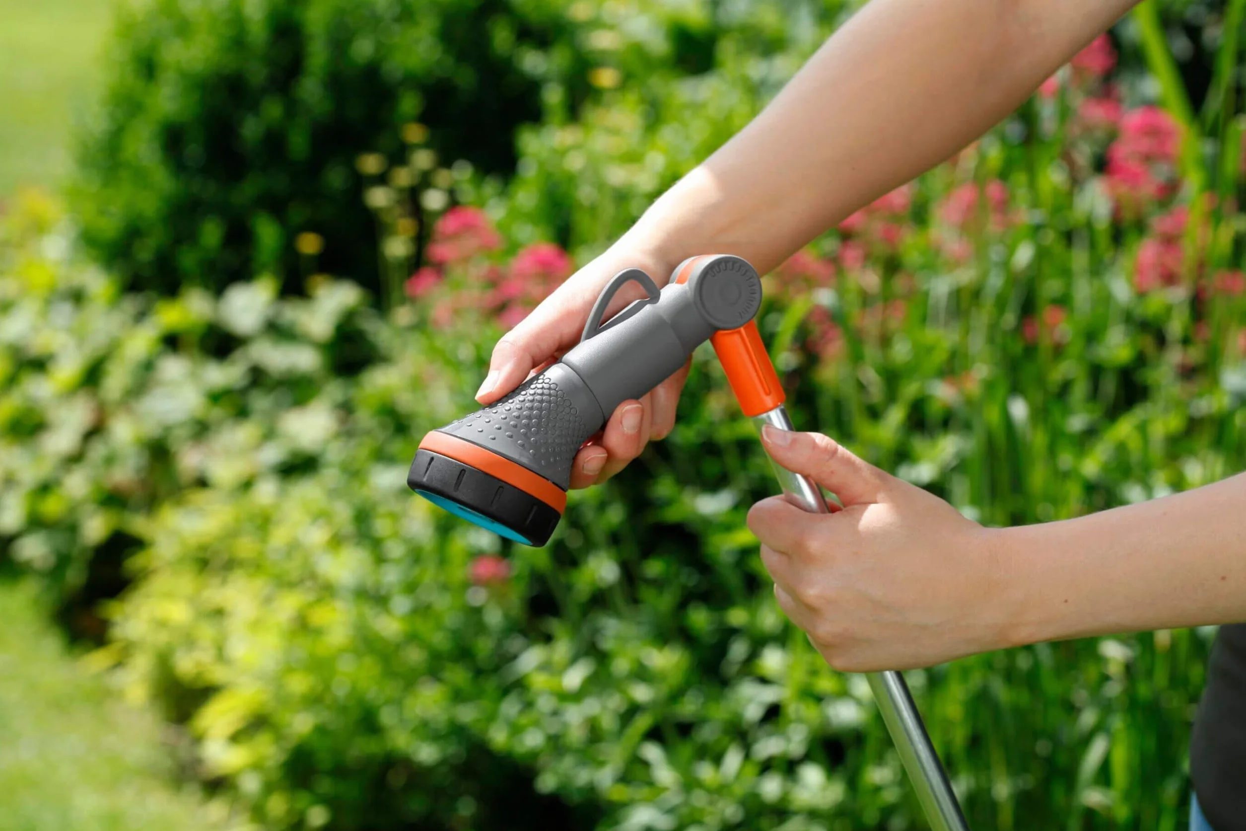Gardena Comfort Lanca do podlewania doniczek wiszących : wytrzymała lanca ogrodowa do nawadniania i czyszczenia, długość 90 cm, ze strumieniem zraszającym/perlistym, ochroną przed mrozem (18335-20)