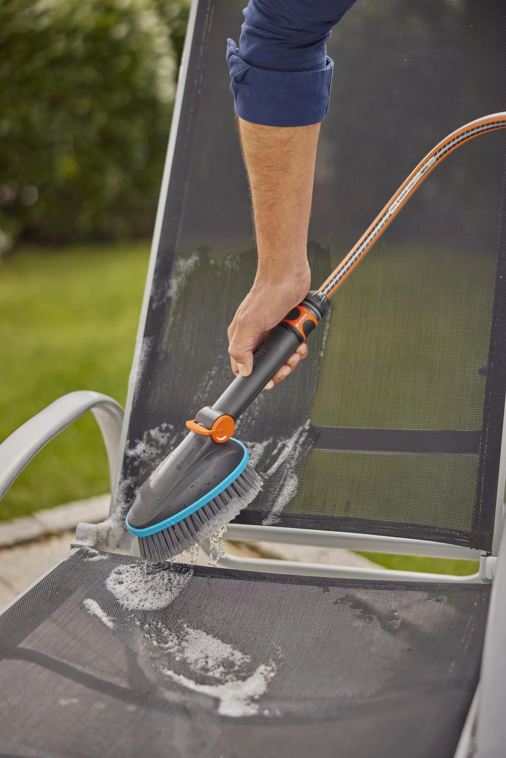 Gardena Szczotka ręczna Cleansystem M soft: Szczotka do czyszczenia z przyłączem węża, do mniejszych i delikatnych powierzchni, praktyczna obsługa jedną ręką, z regulacją przepływu (18842-20)