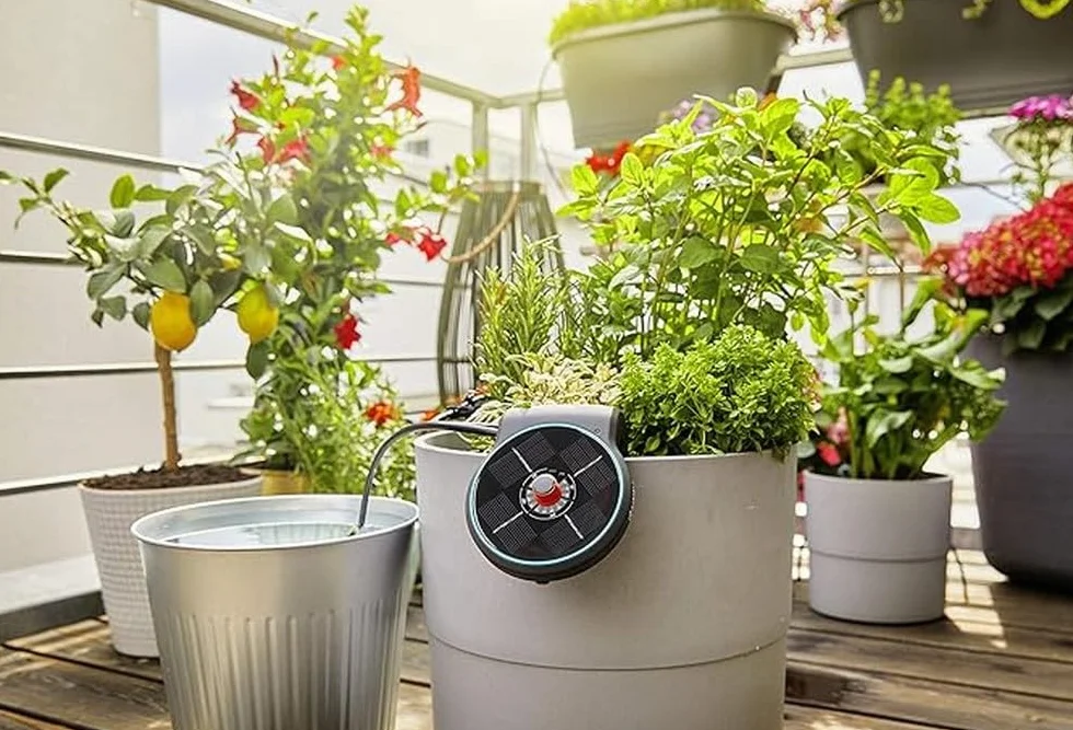 Gardena zestaw AquaBloom do nawadniania z wykorzystaniem energii słonecznej: zasilany energią słoneczną zestaw do nawadn. roślin na balkonie i w donicach, do 4 m wysokości, przez cały sezon (13300-20)