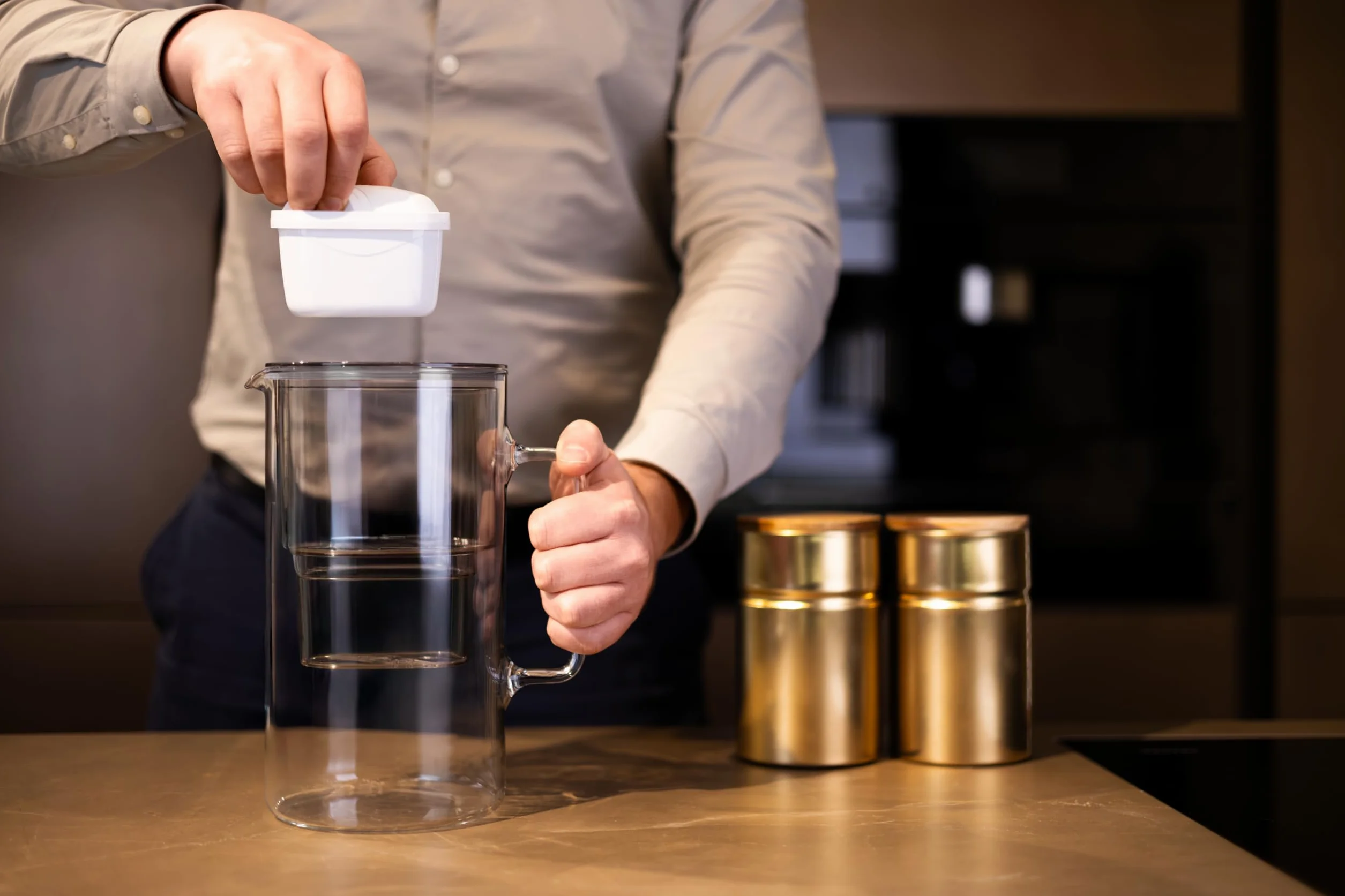 Wessper Szklana karafka na wodę 3L z filtrem | Zamiennik dla filtra Dafi Unimax Aquaphor A5 BRITA Maxtra+ PHILIPS AWP212/10 | Redukuje wapno, chlor i metale występujące w wodzie | Czarny