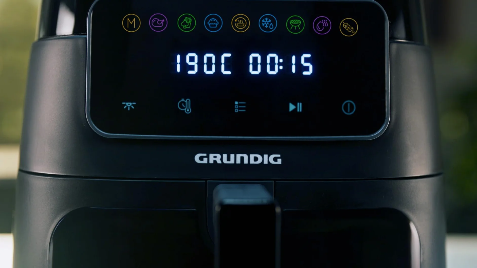 Grundig FRY 7320 frytkownica na gorące powietrze, pojemność 7,6 l, 1750 W, wyświetlacz dotykowy, duże okienko, regulacja temperatury i czasu, powłoka zapobiegająca przywieraniu, kosz nadaje się do