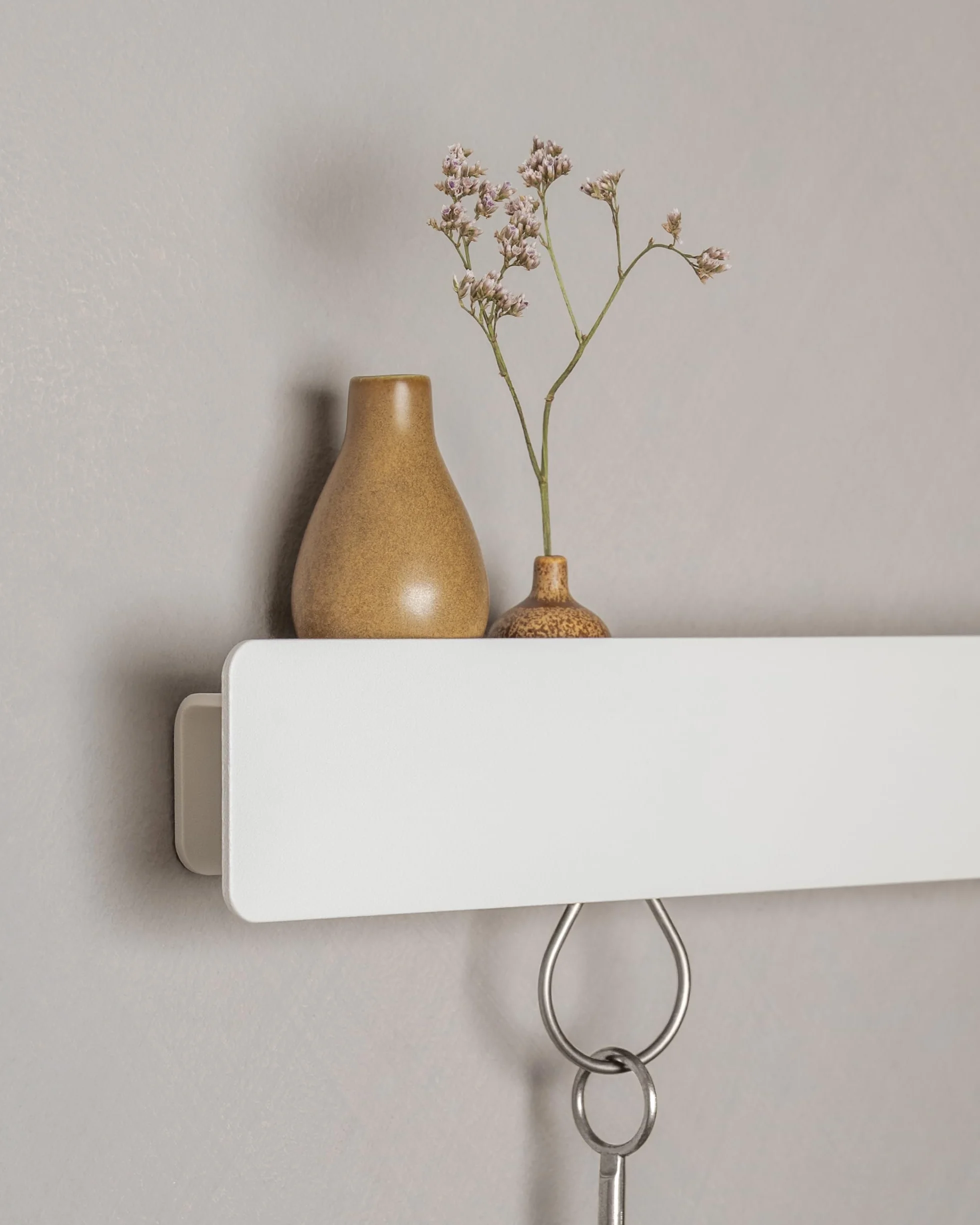 Kazai. Tablica na klucze 'Kian' | Minimalistyczny design haka z Berlina | Nowoczesny metalowy uchwyt z półką | Regał jako mebel do przedpokoju na ścianę | Biały