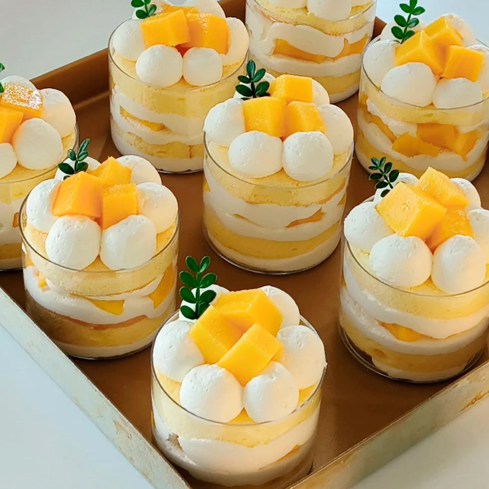 25 szt. mini kubków deserowych, 210 ml, plastikowe doniczki deserowe z łyżkami, przezroczysta miska deserowa, kwadratowe doniczki na sernik, do domu, deserów, pudddingu, musów, lodów (okrągłe)