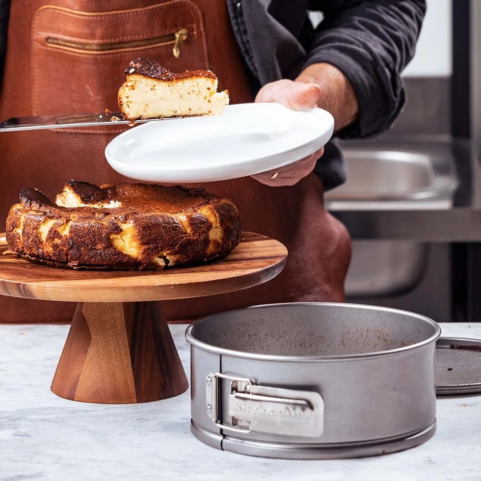 KitchenAid 2-częściowy zestaw form do pieczenia ze stali aluminiowanej, 20 cm i 24 cm, nieprzywierająca powłoka bez PFAS, nadaje się do piekarnika, mycia w zmywarce, kolor szary