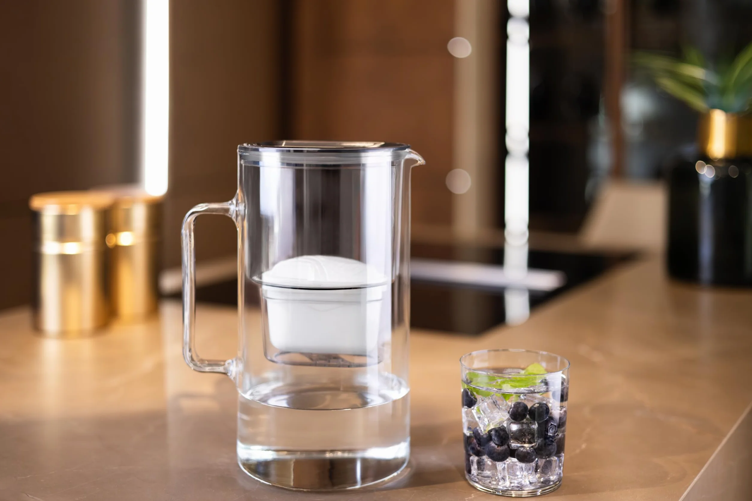 Wessper Szklana karafka na wodę 3L z filtrem | Zamiennik dla filtra Dafi Unimax Aquaphor A5 BRITA Maxtra+ PHILIPS AWP212/10 | Redukuje wapno, chlor i metale występujące w wodzie | Czarny