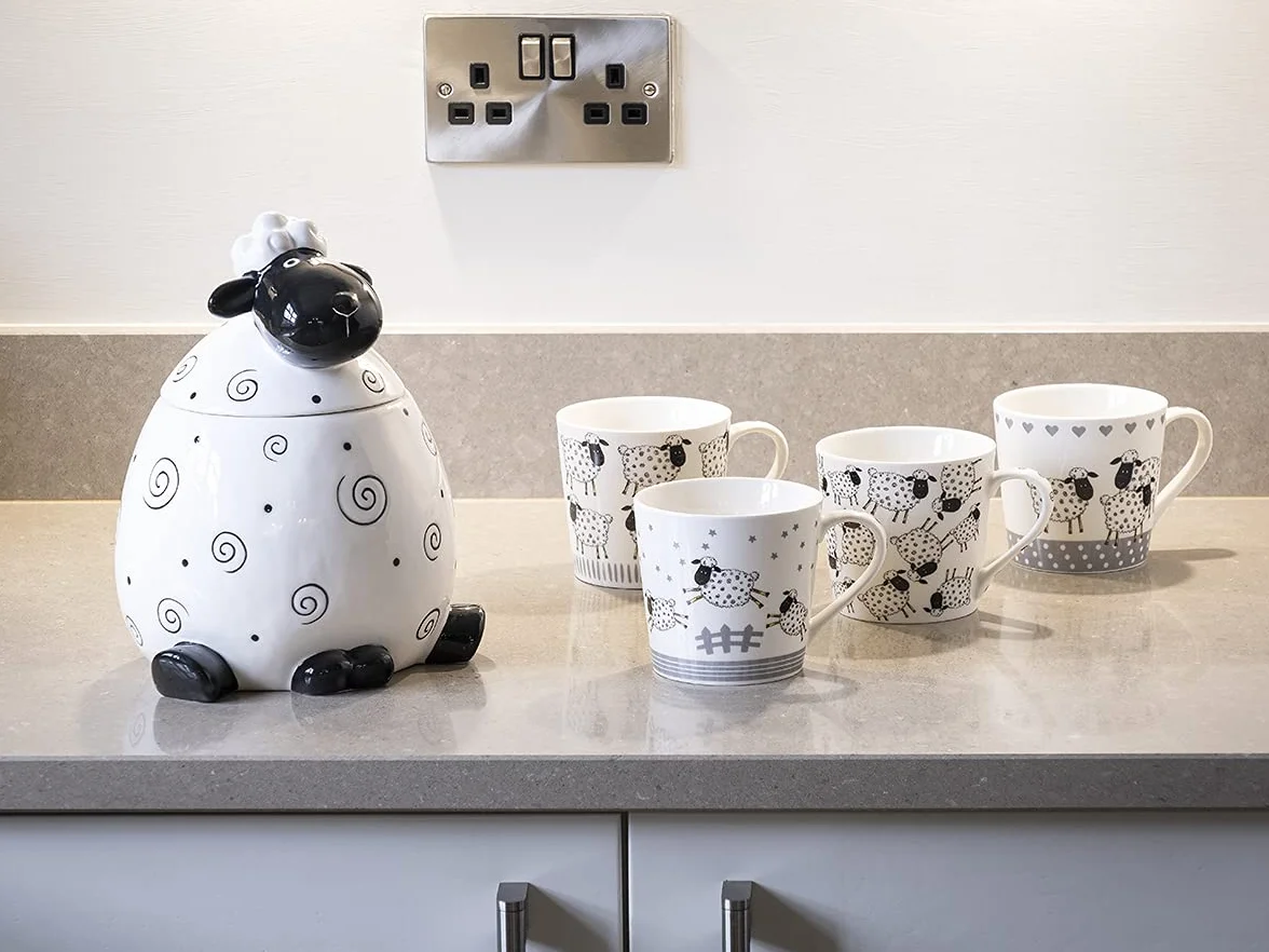 SPOTTED DOG GIFT COMPANY Ceramiczne pudełko na ciasteczka, duży słoik do przechowywania cukierków lub smakołyków, uroczy przedmiot kuchenny, prezent dla zakochanych owiec, czarno-biały 2200 ml