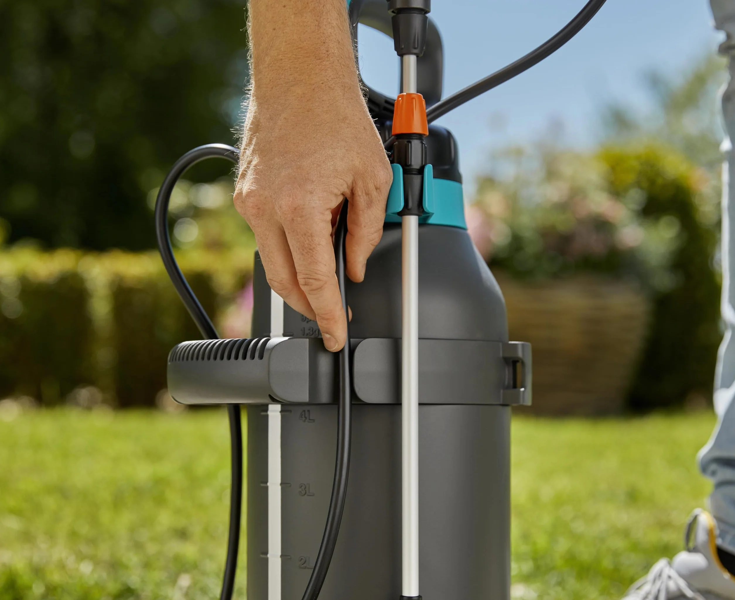 Gardena opryskiwacz ciśnieniowy 5 l EasyPump: Akum. opryskiwacz ciśnieniowy ze stopniem, lancą teleskopową z funkcją blokady, paskiem do noszenia i ochroną dyszy (11136-20)