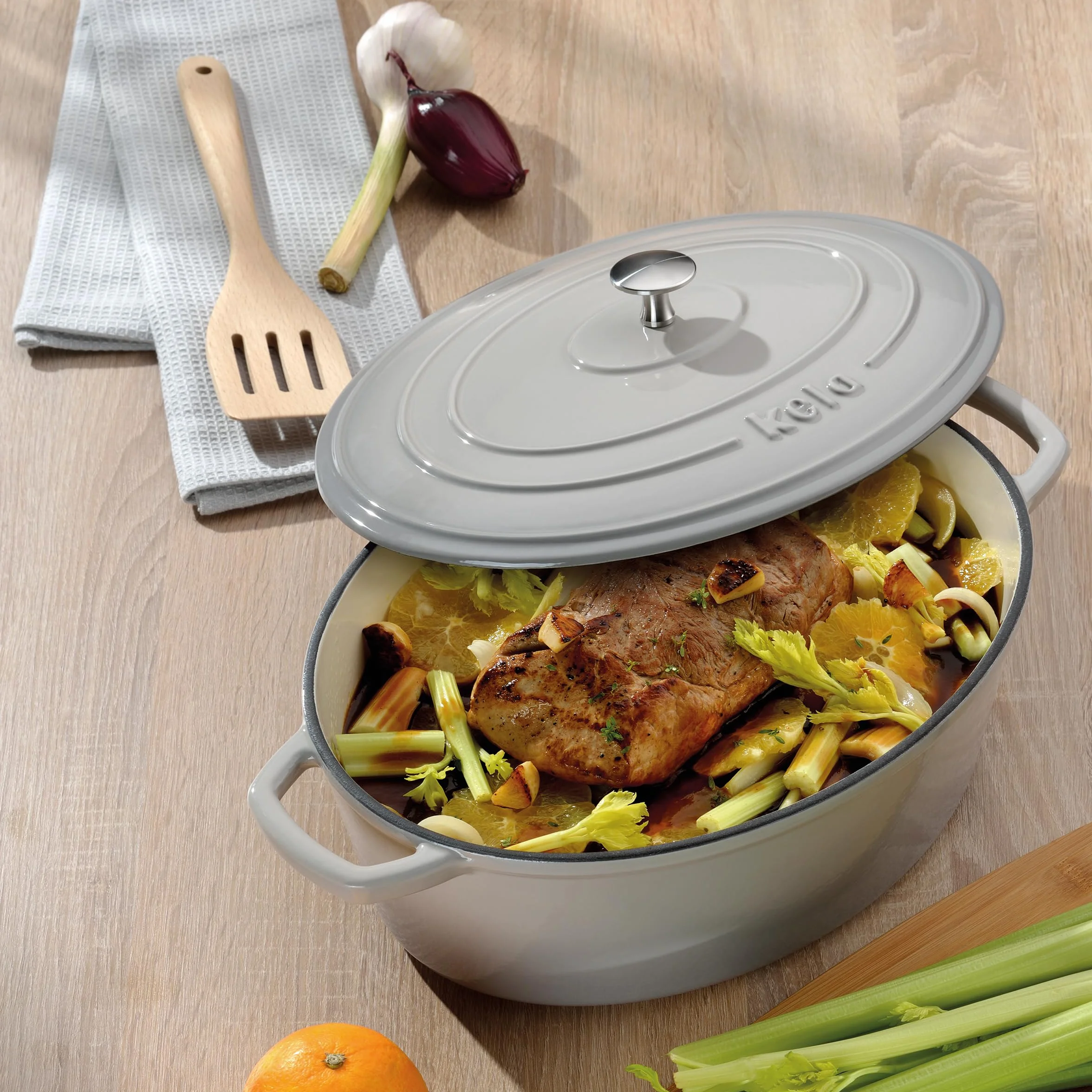 kela Garnek żeliwny owalny 6 litrów, Dutch Oven CALIDO, indukcyjna brytfanna żeliwna z pokrywką, żeliwny garnek do pieczenia chleba, emaliowana, jasnoszara, szara