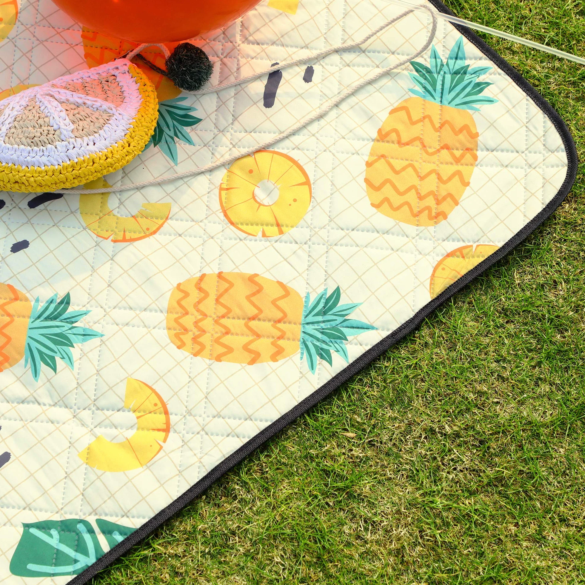 SONGMICS Couverture de Pique-Nique, 200 x 200 cm, Tapis de Plage, Grand, pour Camping, Parc, Cour, extérieur, Surface imperméable, Lavable en Machine, Pliable, Motif Ananas GCM087Y01
