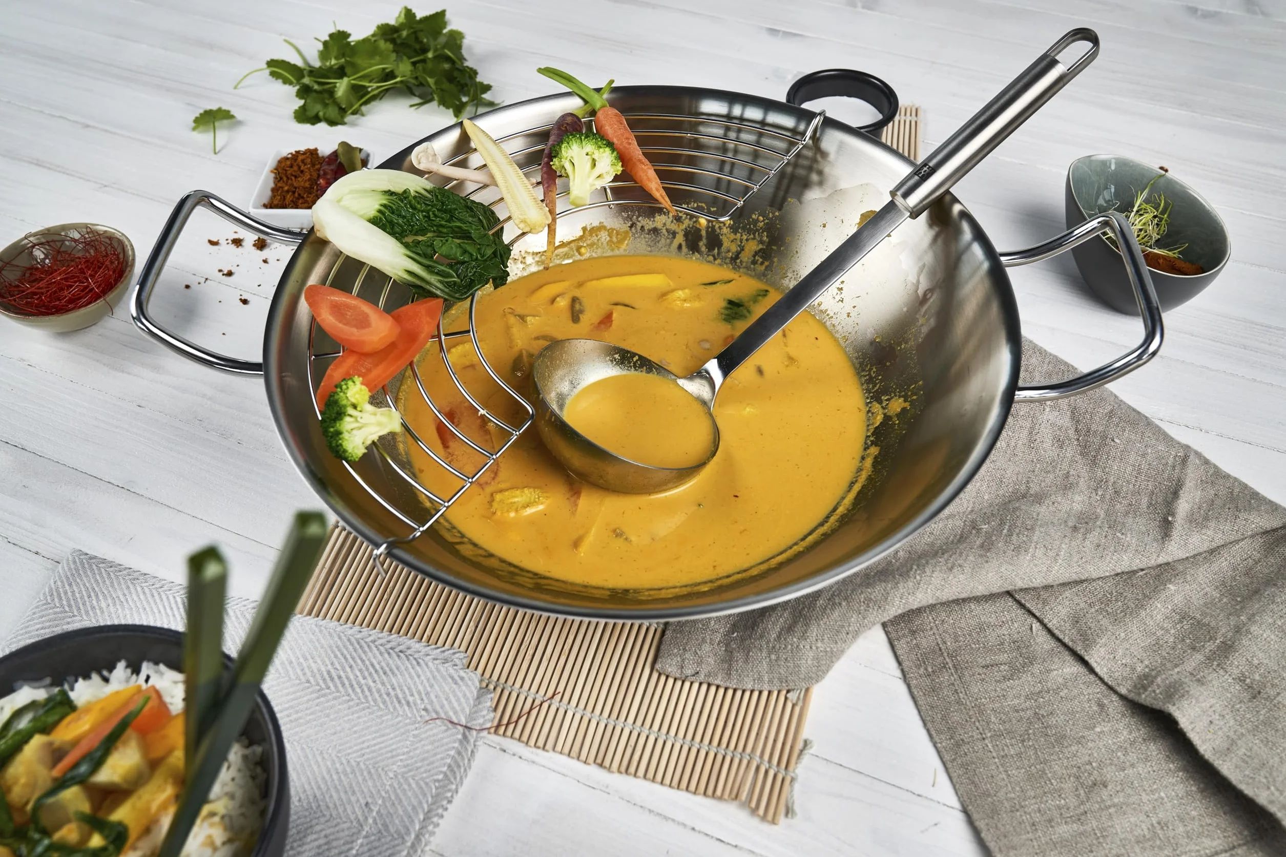 ZWILLING Wok, Inkl. Glasdeckel und herausnehmbaren Gittereinsatz, Induktionsgeeignet, Ø 32 cm, Edelstahl, Plus