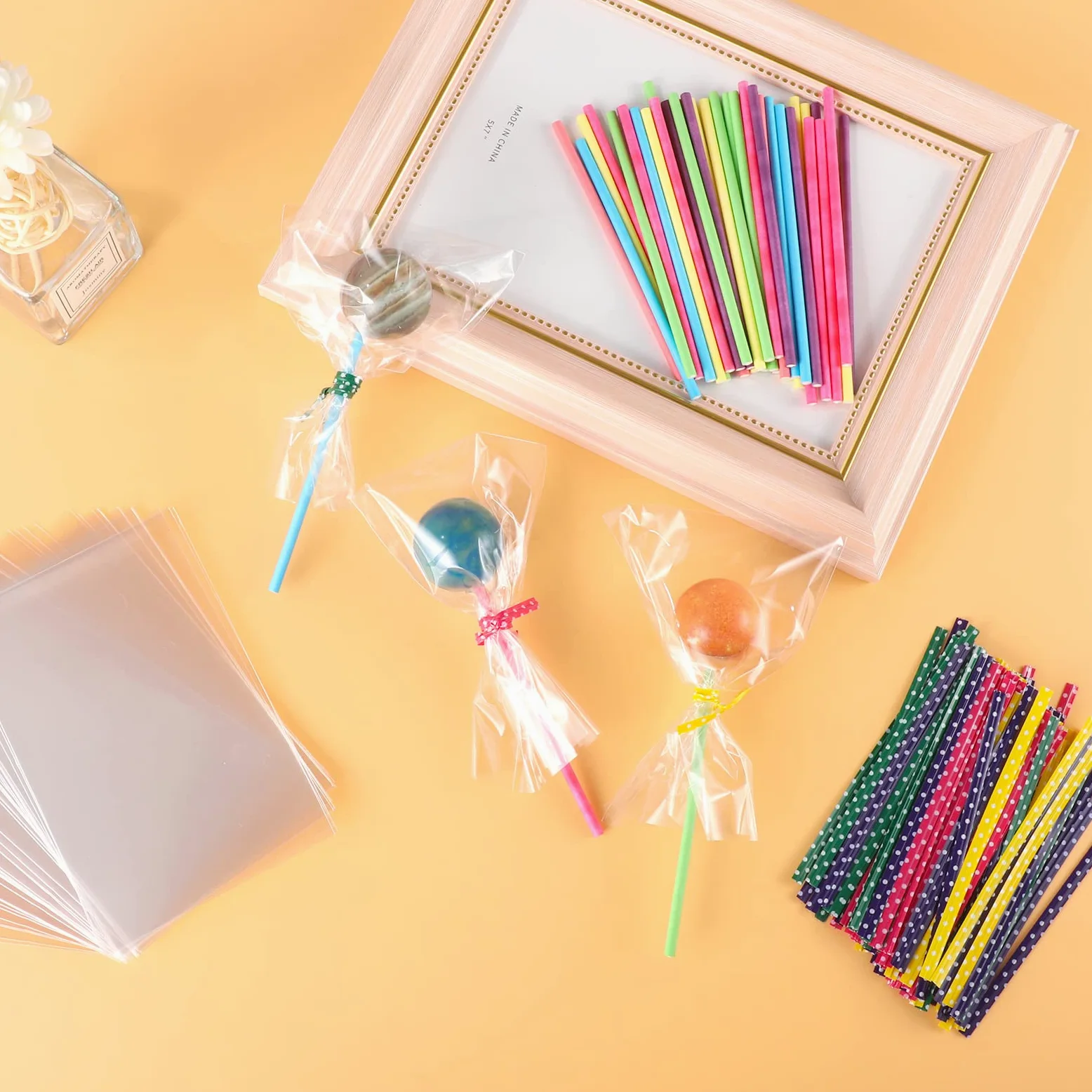 Yoosso Zestaw 300 sztuk patyczków ciast, 100 torebek na słodycze, 100 patyczków do lizaków z ties Twist Ties do słodyczy, wypieków, ciastek, cukierków