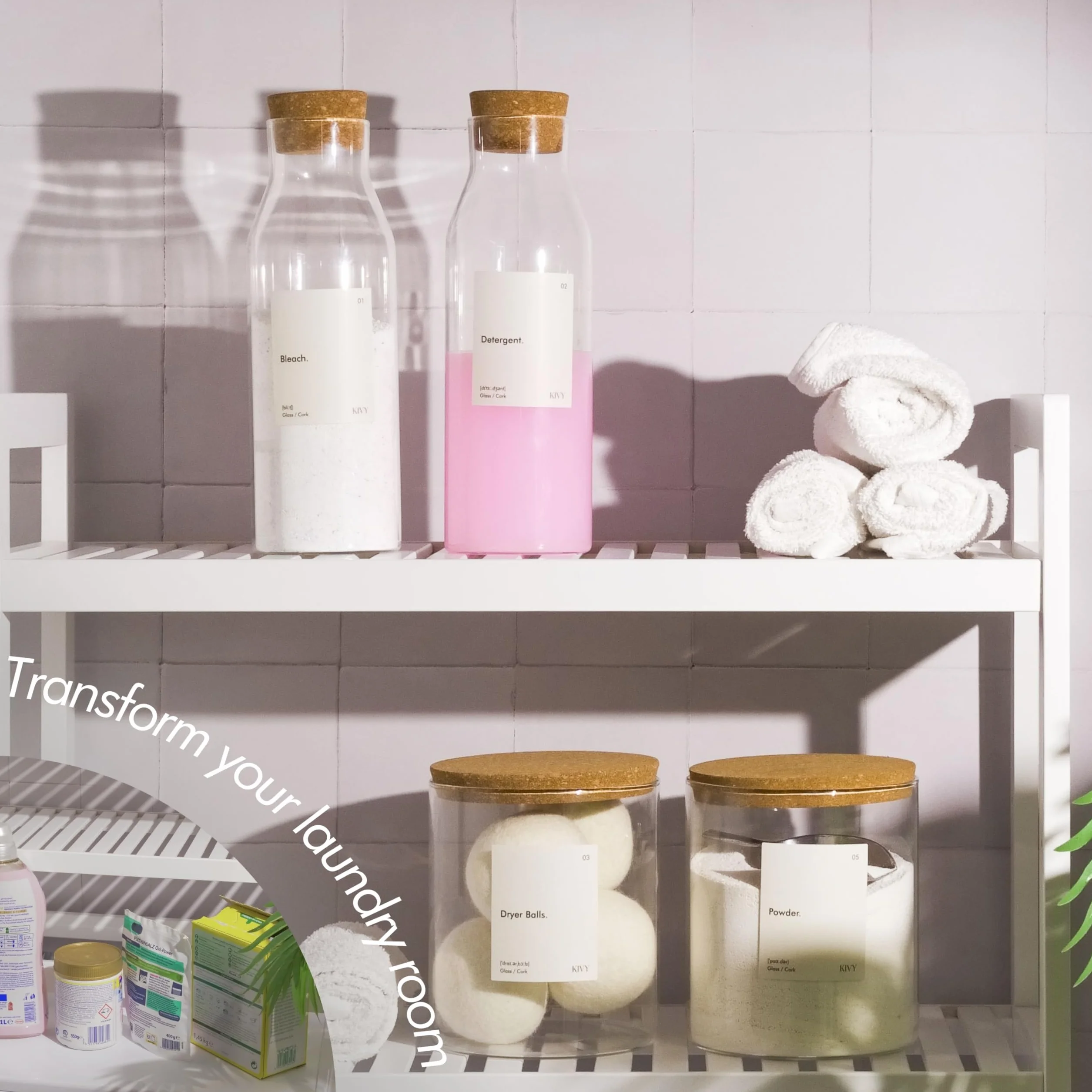 KIVY Dozownik detergentu do prania szklany słoik + etykiety [2 x 1,814.4 g] Organizacja i przechowywanie pralni - Pojemnik na kapsułki na pranie - Uchwyt na detergent do prania - Pojemnik na proszek