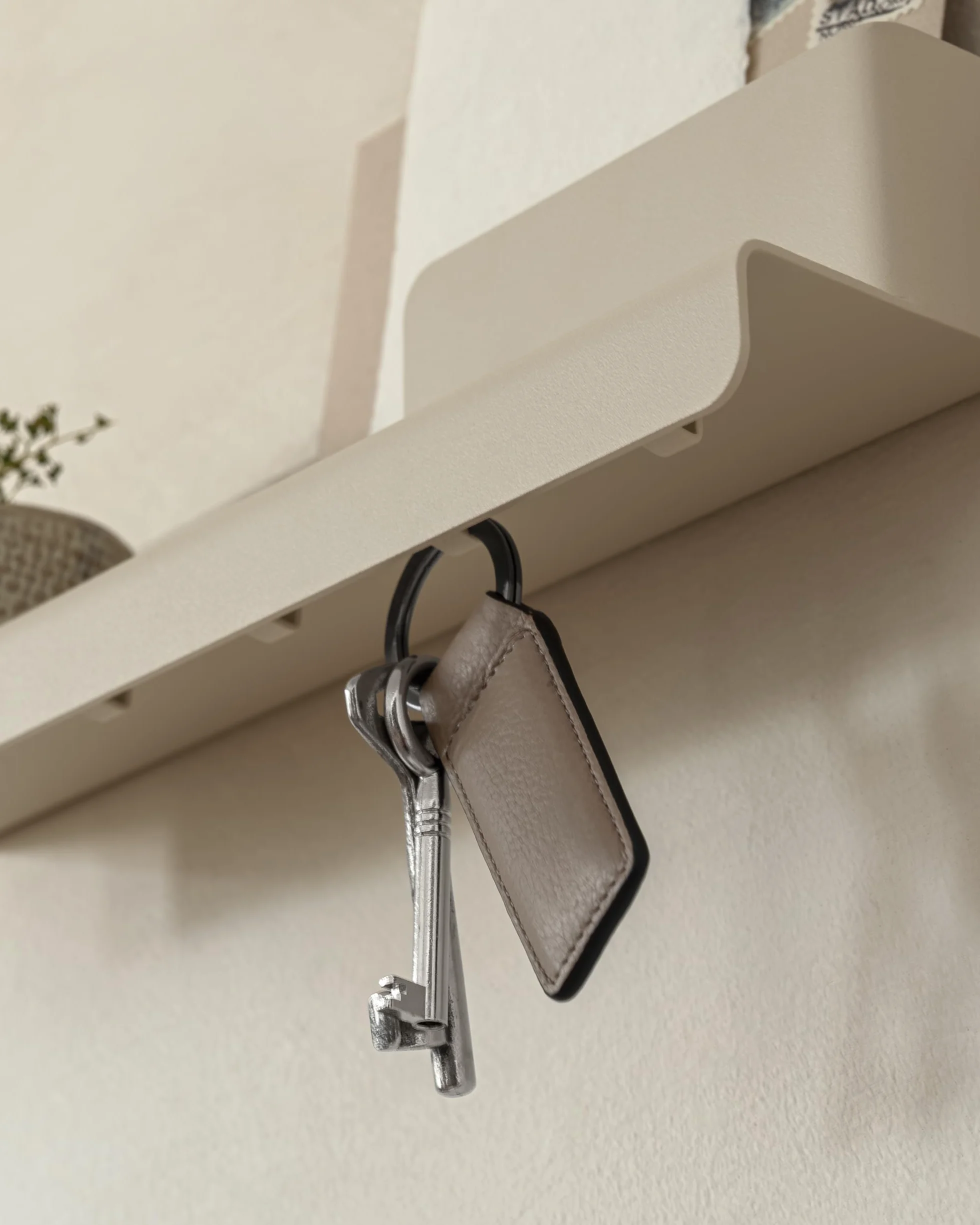 KAZAI. Wieszak na klucze 'Holmsen' | Minimalistyczny design wieszaków na klucze z Berlina | Nowoczesny uchwyt z metalową półką | Tablica jako mebel przedpokoju na ścianę | Taupe Piaskowy