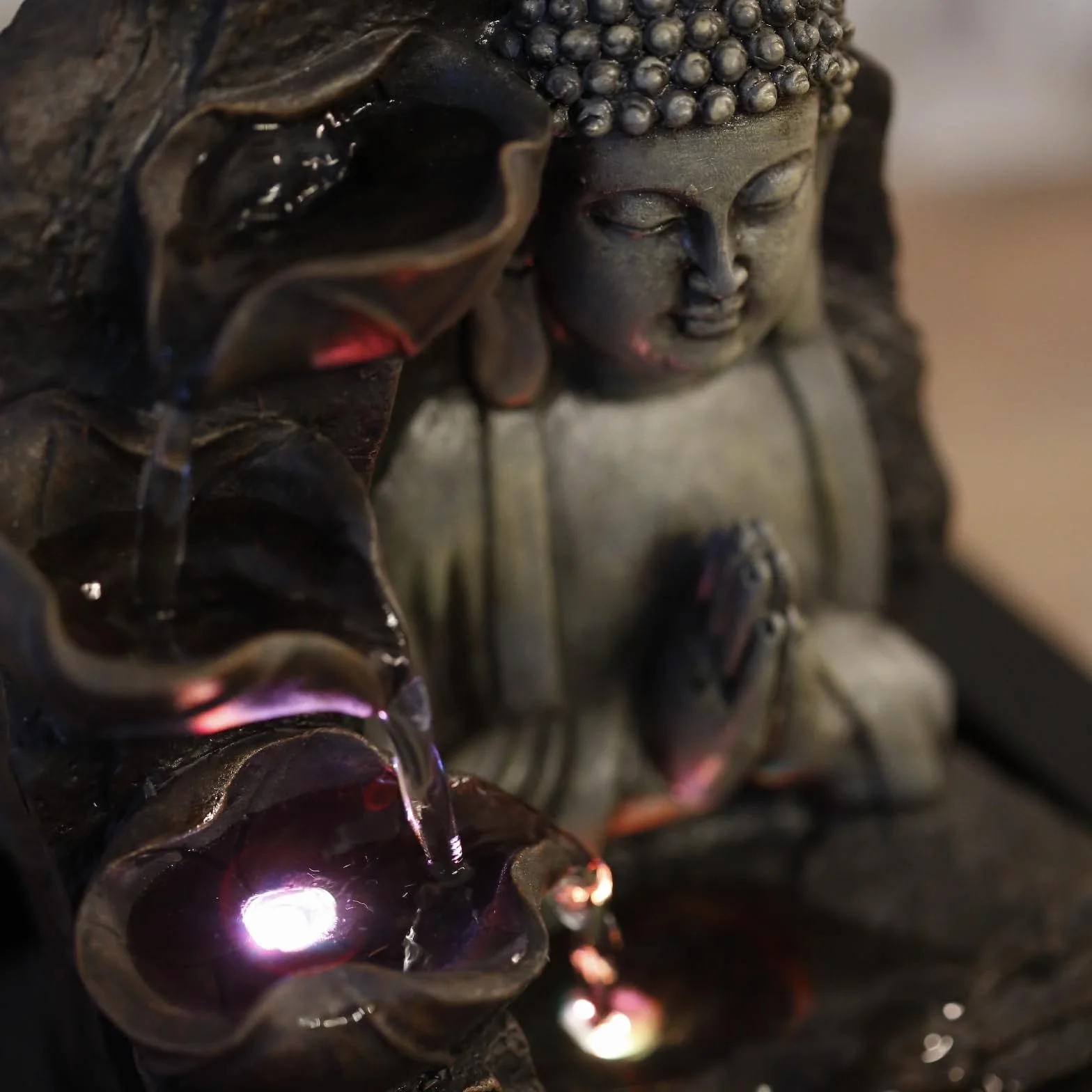Fontanna wewnętrzna Wodospad Budda Lotos Kolorowe światło LED, dekoracja wnętrz Feng Shui, pomysł na prezent Zen Mind, z dostarczoną cichą pompą, duchowość Zen'Light, 21 x 21 x 26 cm