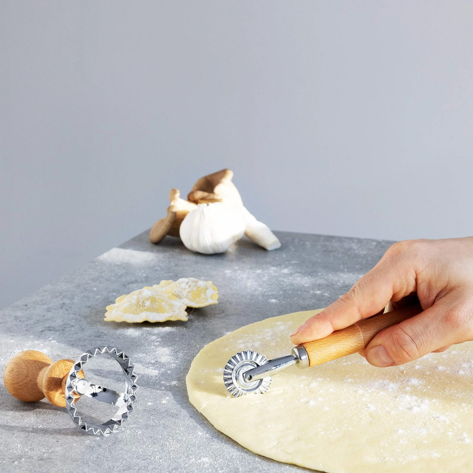 Navaris Zestaw stempli Ravioli – zestaw 3 foremek kształtowych z wałkiem do krojenia domowych paczek makaronu ravioli, narzędzia do wykrawania ciasta i ciasta