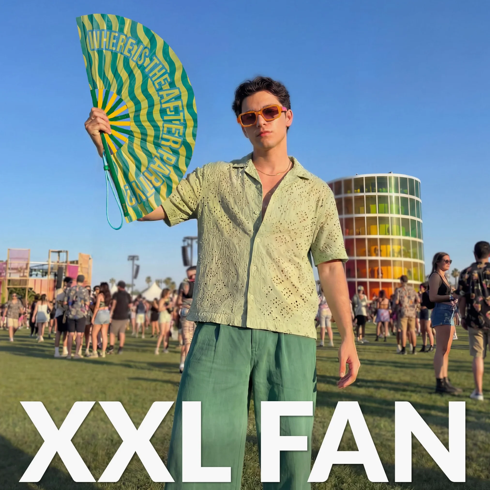 Fisura – Oryginalny wachlarz XXL z napisem “After party?”. Duży festiwalowy wachlarz drewniany, nowoczesny i kolorowy. Zielony wachlarz ręczny. Zawieszka w zestawie. Wymiary: 64 x 33 cm