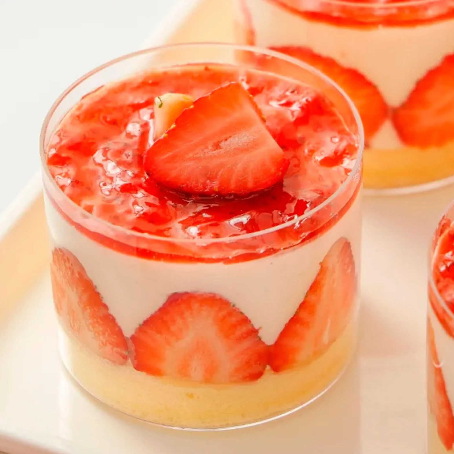 25 szt. mini kubków deserowych, 210 ml, plastikowe doniczki deserowe z łyżkami, przezroczysta miska deserowa, kwadratowe doniczki na sernik, do domu, deserów, pudddingu, musów, lodów (okrągłe)