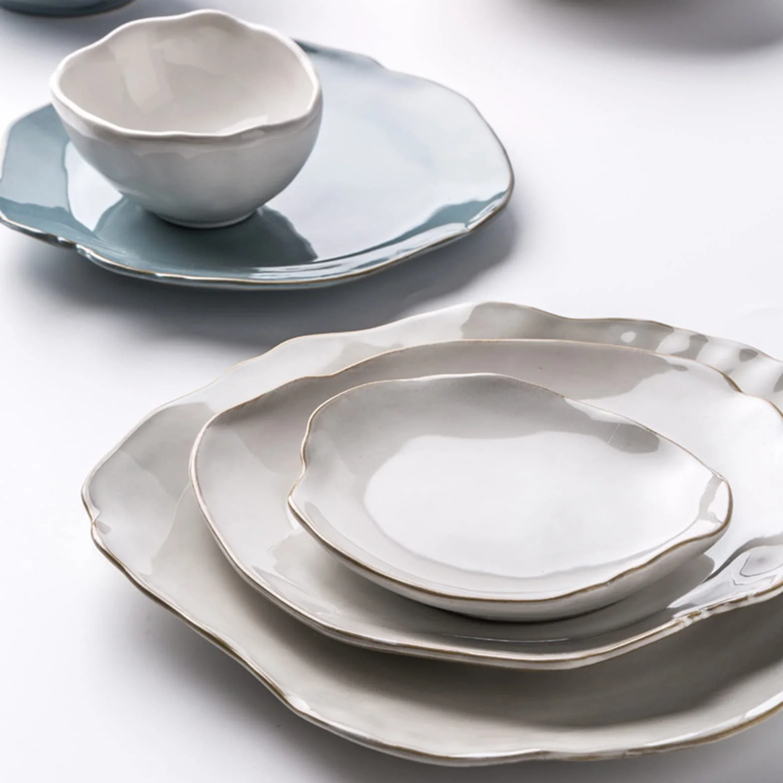 25-częściowy porcelanowy zestaw obiadowy z talerzem płaskim, talerz deserowy, talerz do zupy, miska, zestaw filiżanek i spodków, kompletny zestaw naczyń dla 4 osób