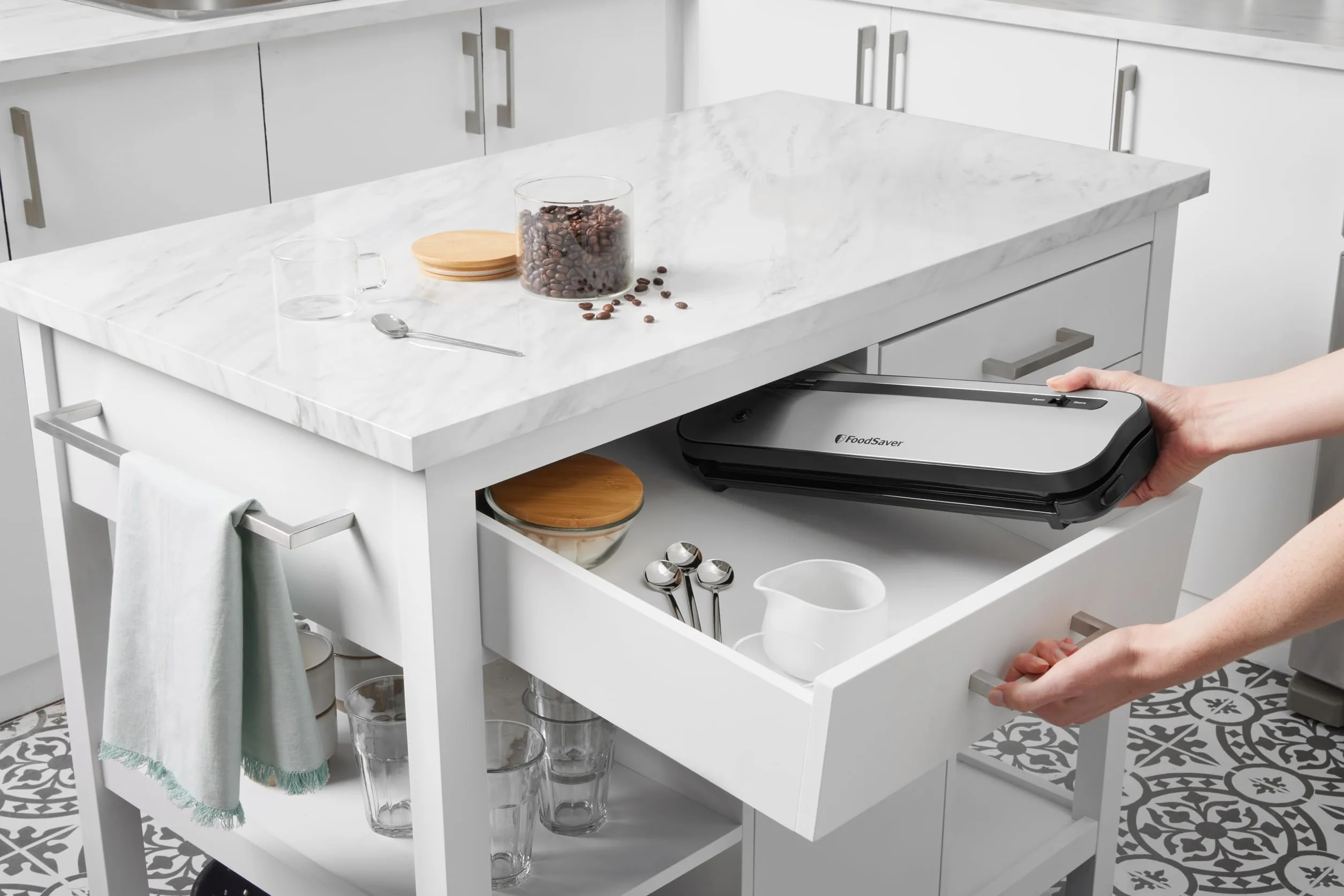 FoodSaver Zajmująca niewiele miejsca maszyna do pakowania próżniowego | utrzymuje świeżość żywności do 5 x dłużej | 1 x rolka (28 cm x 2,43 m), 2 x worek uszczelniający (0,94 l), 2 x worek z zamkiem
