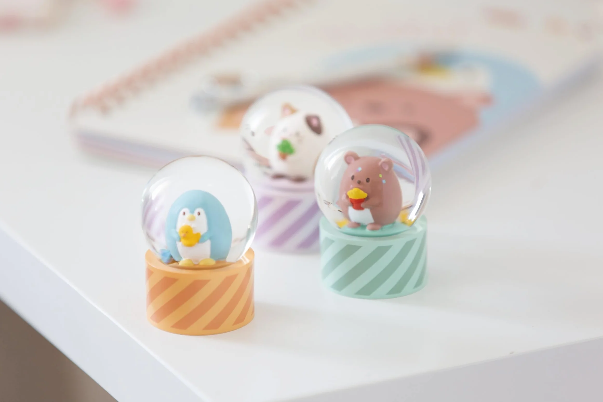 NICI 61825 mymochi kula śnieżna brokatowa do wstrząsania, kula z misiem Nomo, akcesoria dekoracyjne w stylu kawaii, szklana kula, pomysł na prezent dla przyjaciół, 6,5 cm, zielony