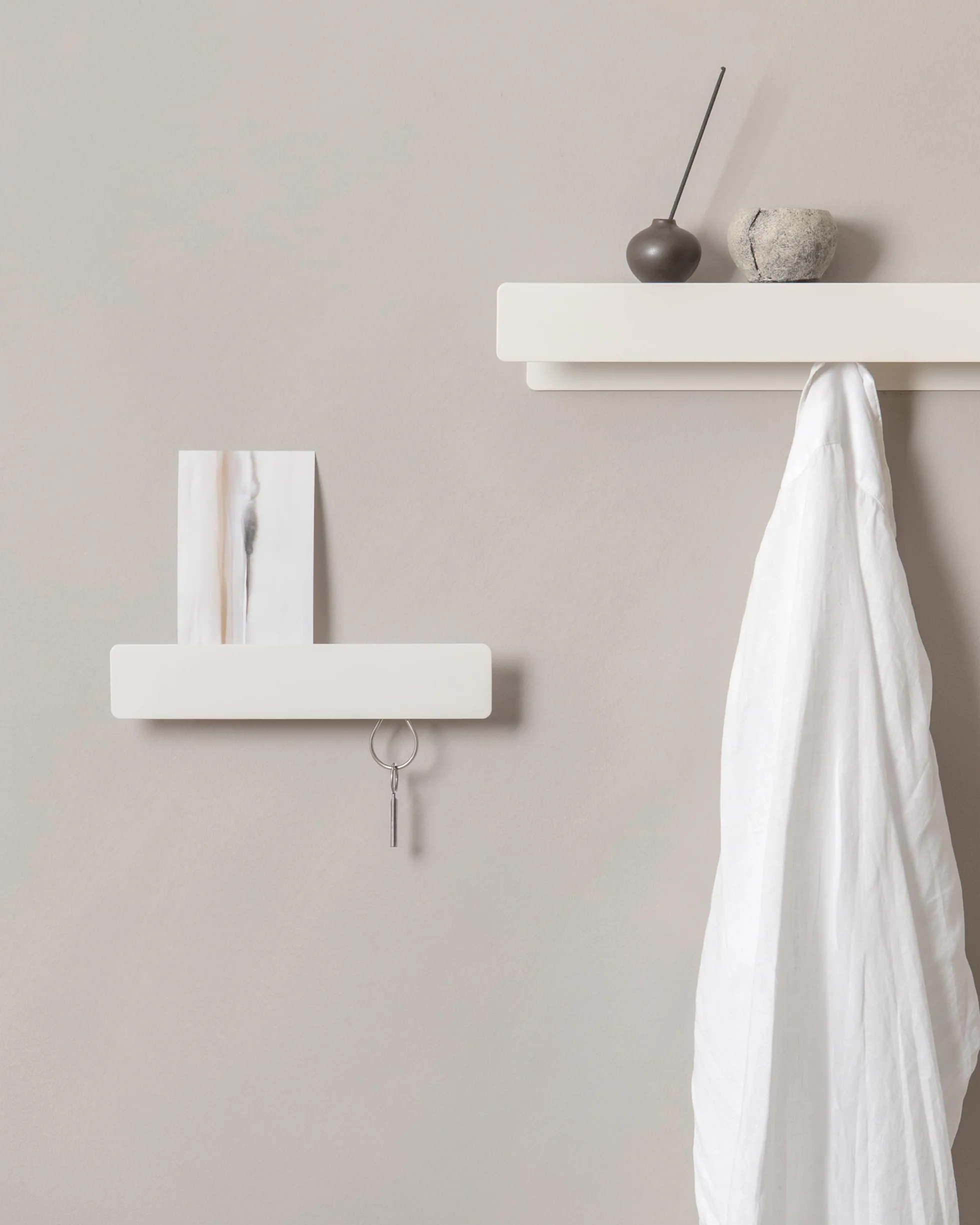 Kazai. Tablica na klucze 'Kian' | Minimalistyczny design haka z Berlina | Nowoczesny metalowy uchwyt z półką | Regał jako mebel do przedpokoju na ścianę | Biały