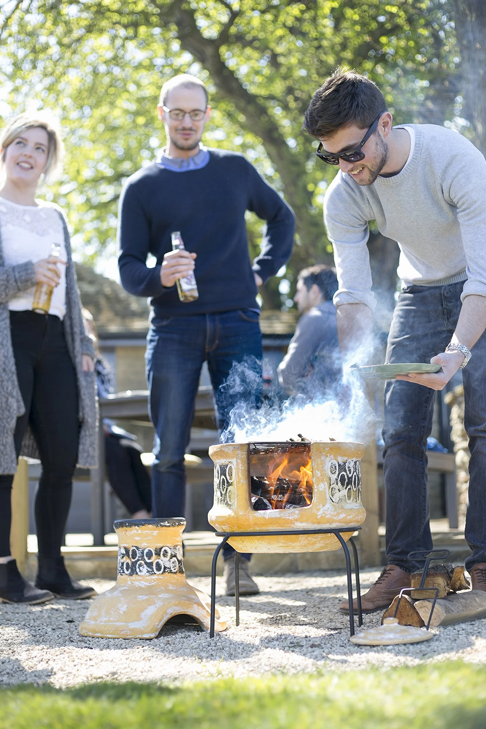La Hacienda 67030 kółka 2 sztuki glinianej chimenea z grillem do gotowania, w zestawie z pokrywą przeciwdeszczową i stojakiem, chimenea do grilla, mała żółta i brązowa, 75 cm x 36 cm x 36 cm