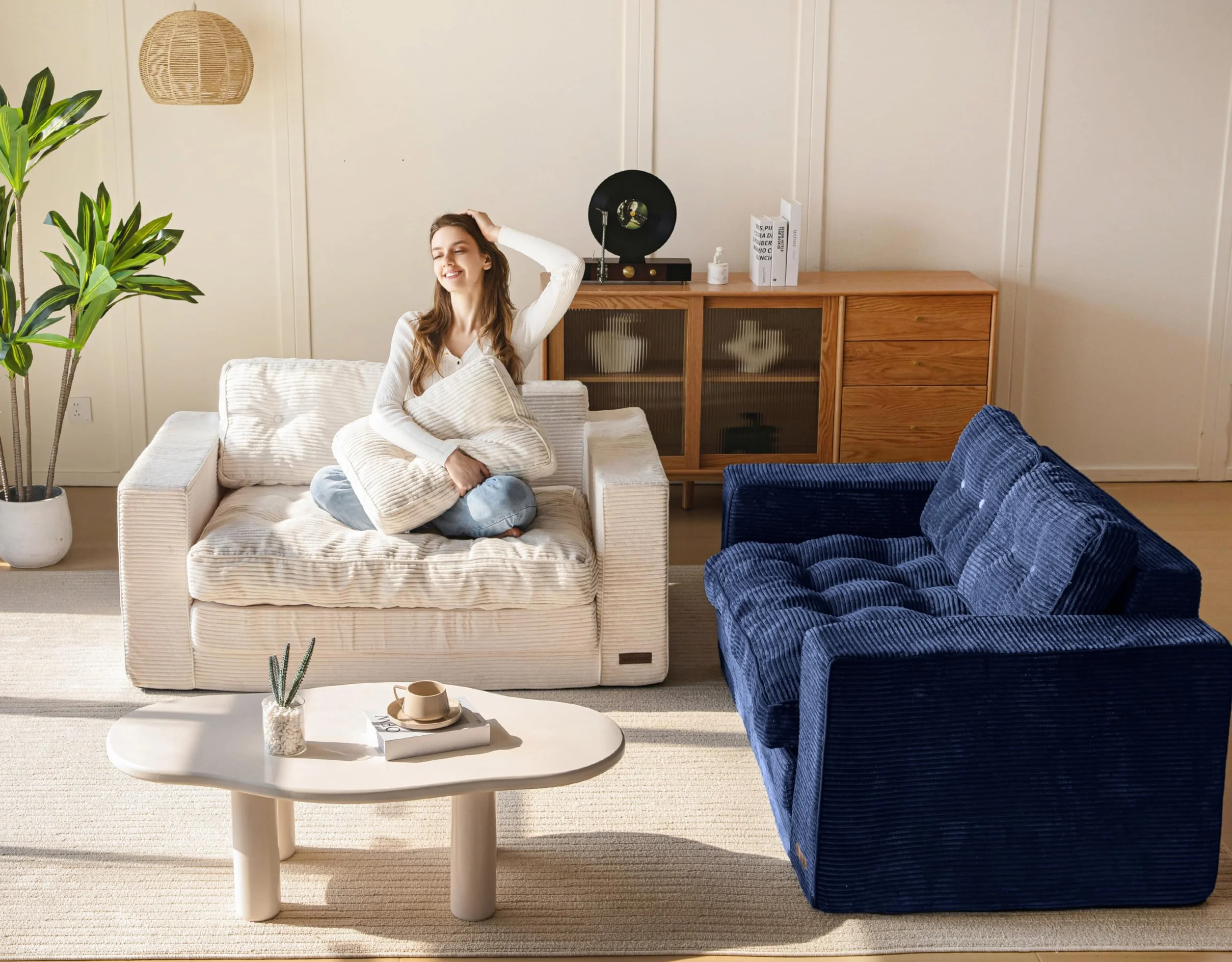 MAXYOYO Sofa rozkładana, sofa Loveseat, rozkładana z 2 poduszkami, 2 w 1, wygodna sofa sztruksowa, 2-osobowa, leżak podłogowy, wysuwana powierzchnia do spania, 101 x 196 cm, cienka pianka 15 cm