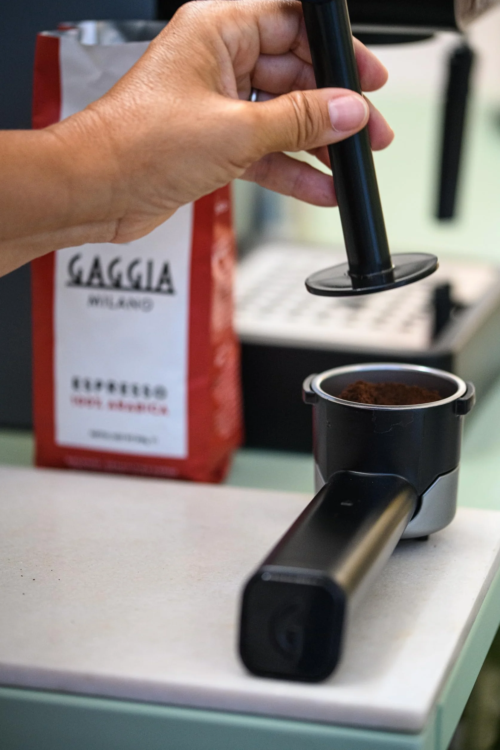 Gaggia EG2109 Grey ręczny ekspres do kawy do espresso, mielone lub gofrowe, system POD do kremowego espresso z goframi, automatyczna wstępna infuzja, 15 bar, model 2023, 100% Made in Italy