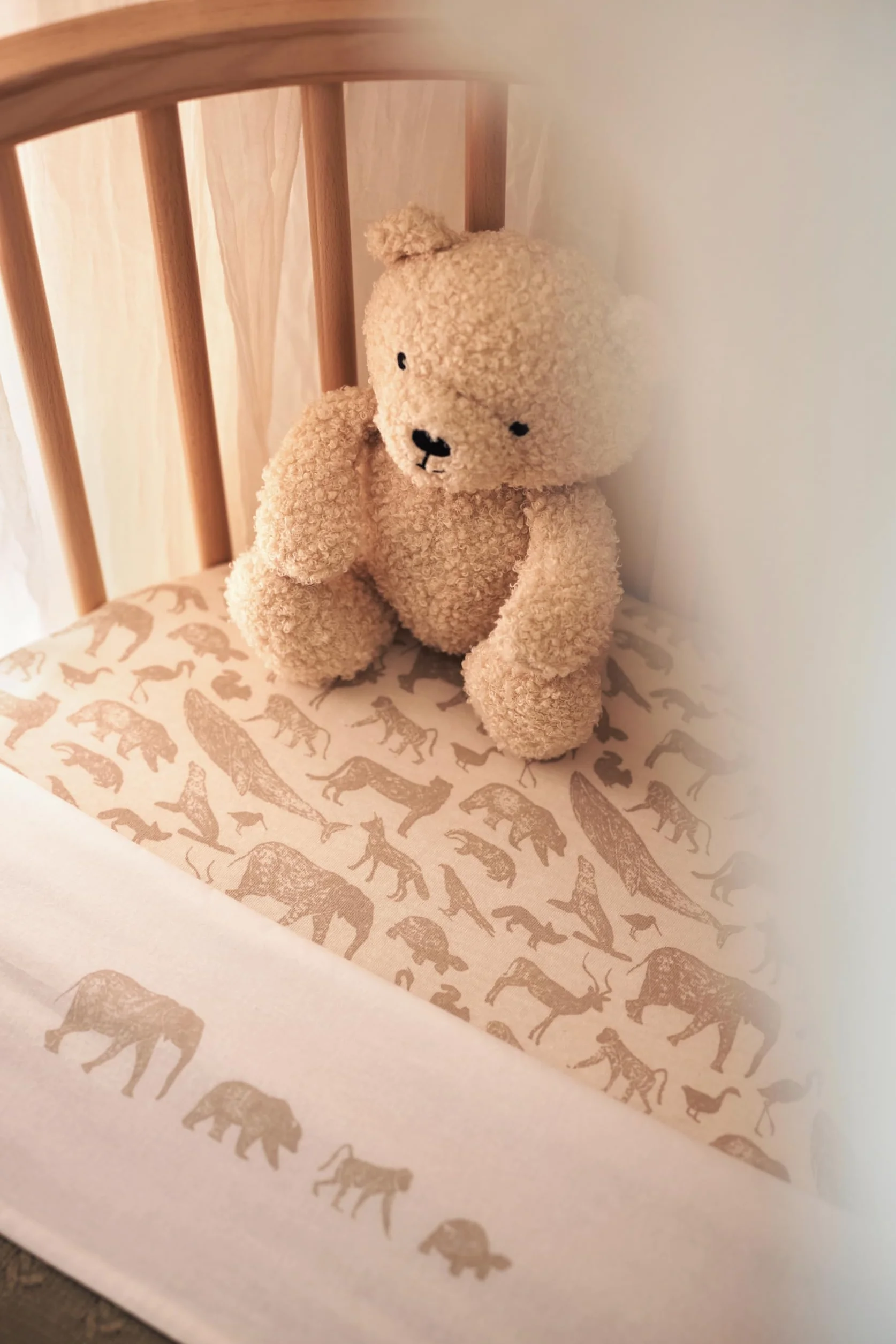 Jollein Prześcieradło z gumką Jersey - Animals, Nougat - 70 x 140 cm - 100% bawełna - prześcieradło z gumką - nadruk zwierzęcy, beżowe