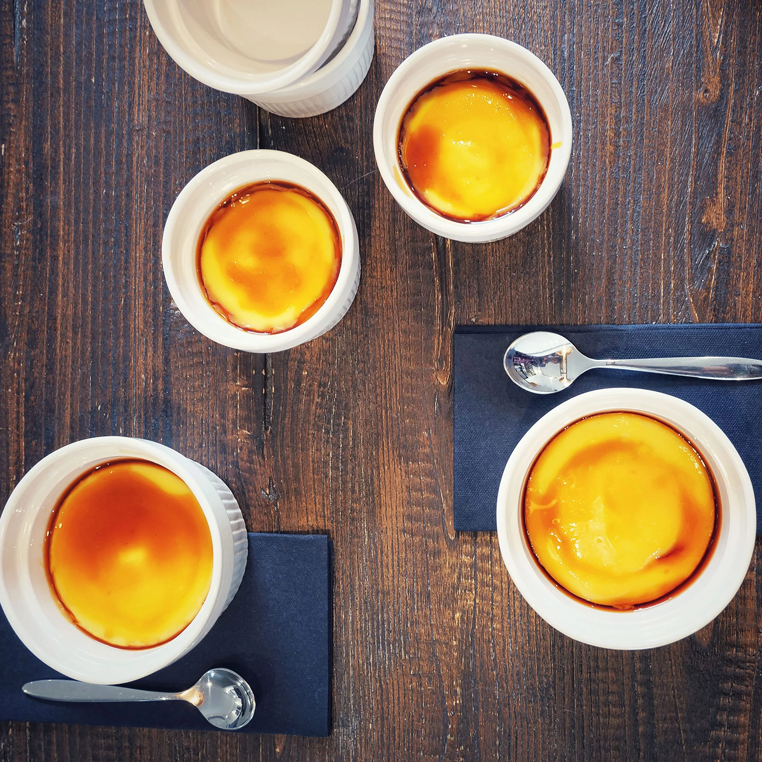ToCi 6 x foremki do pieczenia Soufflé Ø 11 cm – kremowe miseczki Brulee, odporne na piekarnik, ceramiczne foremki o pojemności 260 ml, do deserów, na pasztety, do ragout Fin czekoladowych souffle