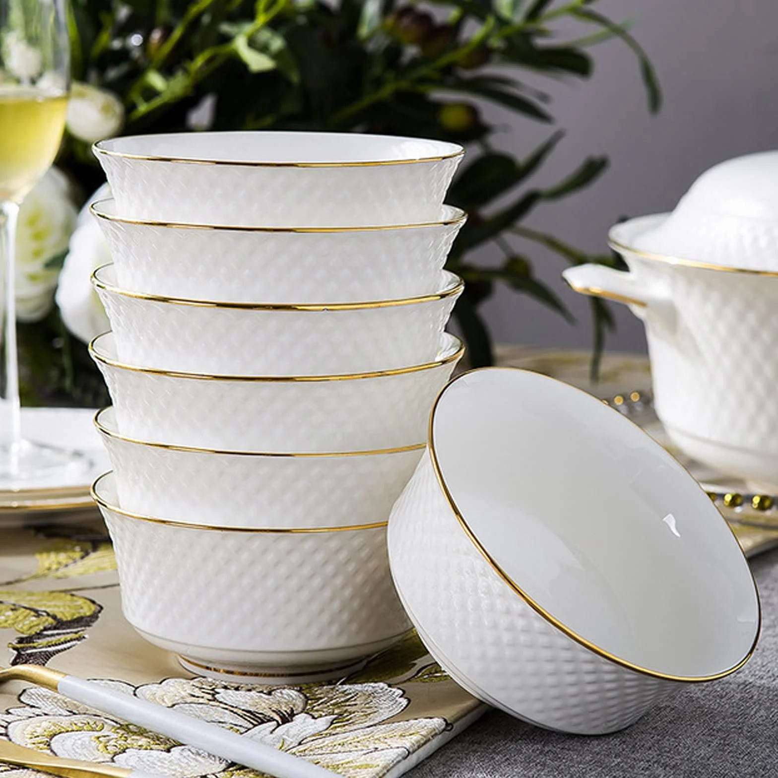 Kompletny porcelanowy zestaw zastawy stołowej do eleganckiej jadalni i rozrywki