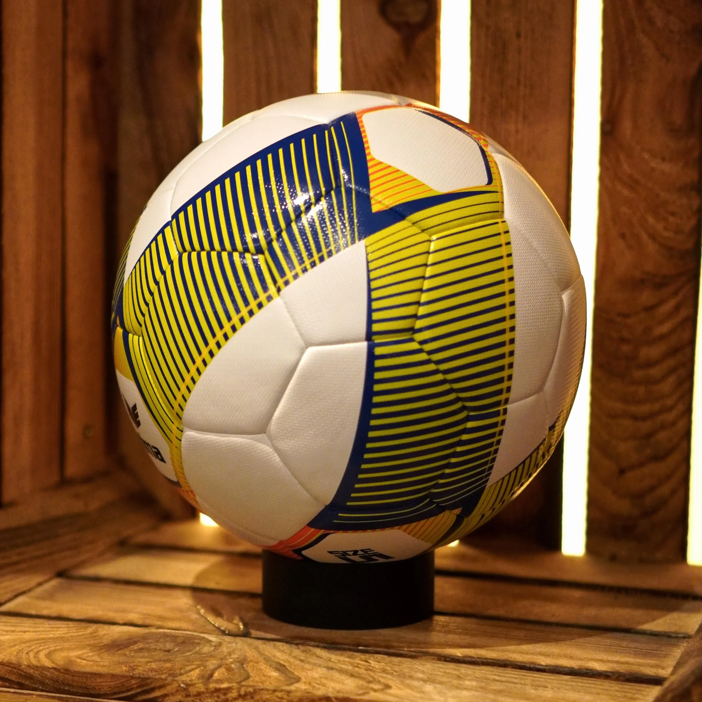 40YARDS Stojak na futbol amerykański – solidny metalowy uchwyt w matowej czerni z 45° kątami wewnętrznymi dla bezpiecznego trzymania – uchwyt na piłkę również do piłki nożnej, koszykówki, piłki
