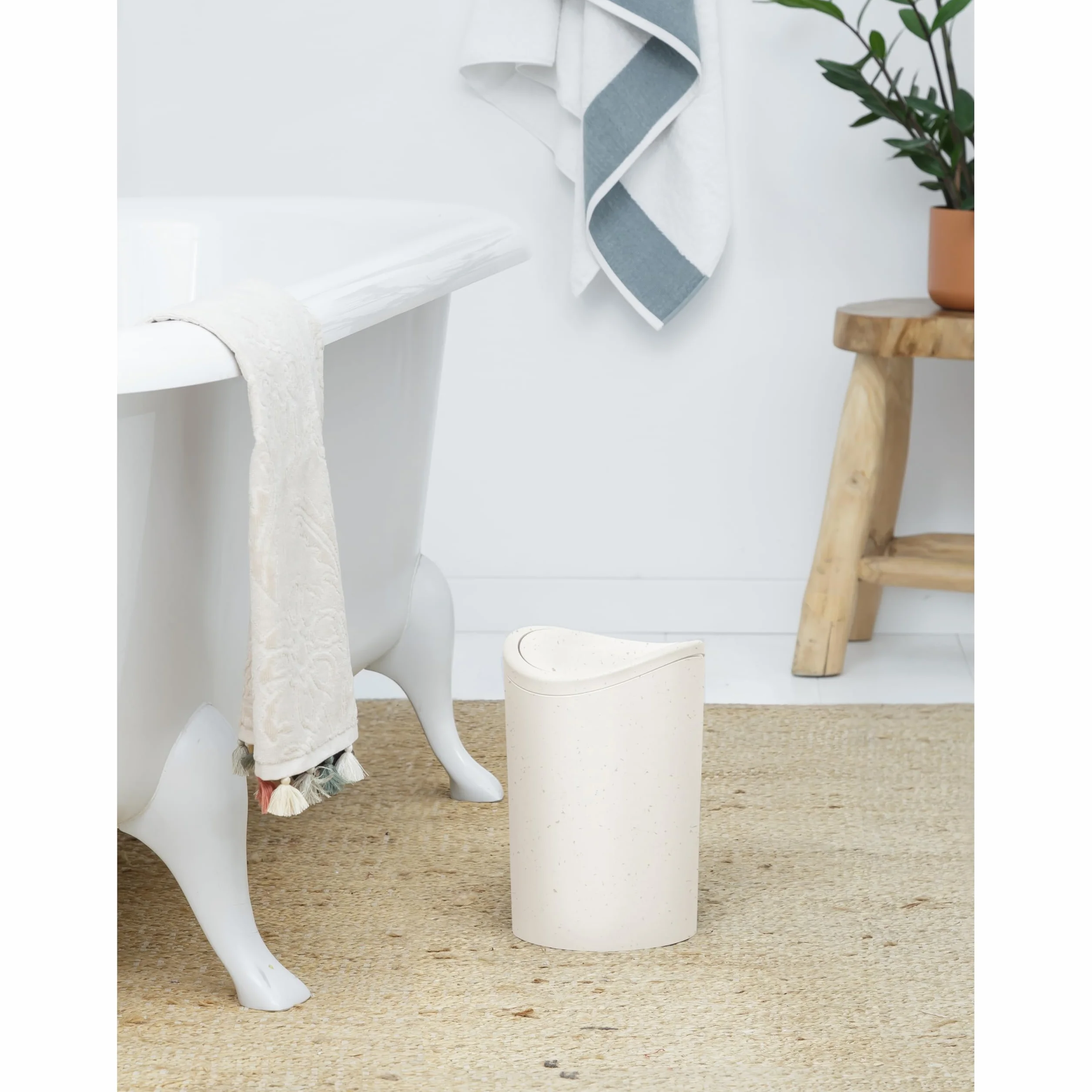 Tatay Kosz łazienkowy z uchylną pokrywą | Pojemność 6 l | Kompaktowy i nowoczesny design | Wytrzymały materiał i łatwy do czyszczenia | Wyprodukowano w Hiszpanii | Wymiary 19 x 19 x 28 cm – Ecohome