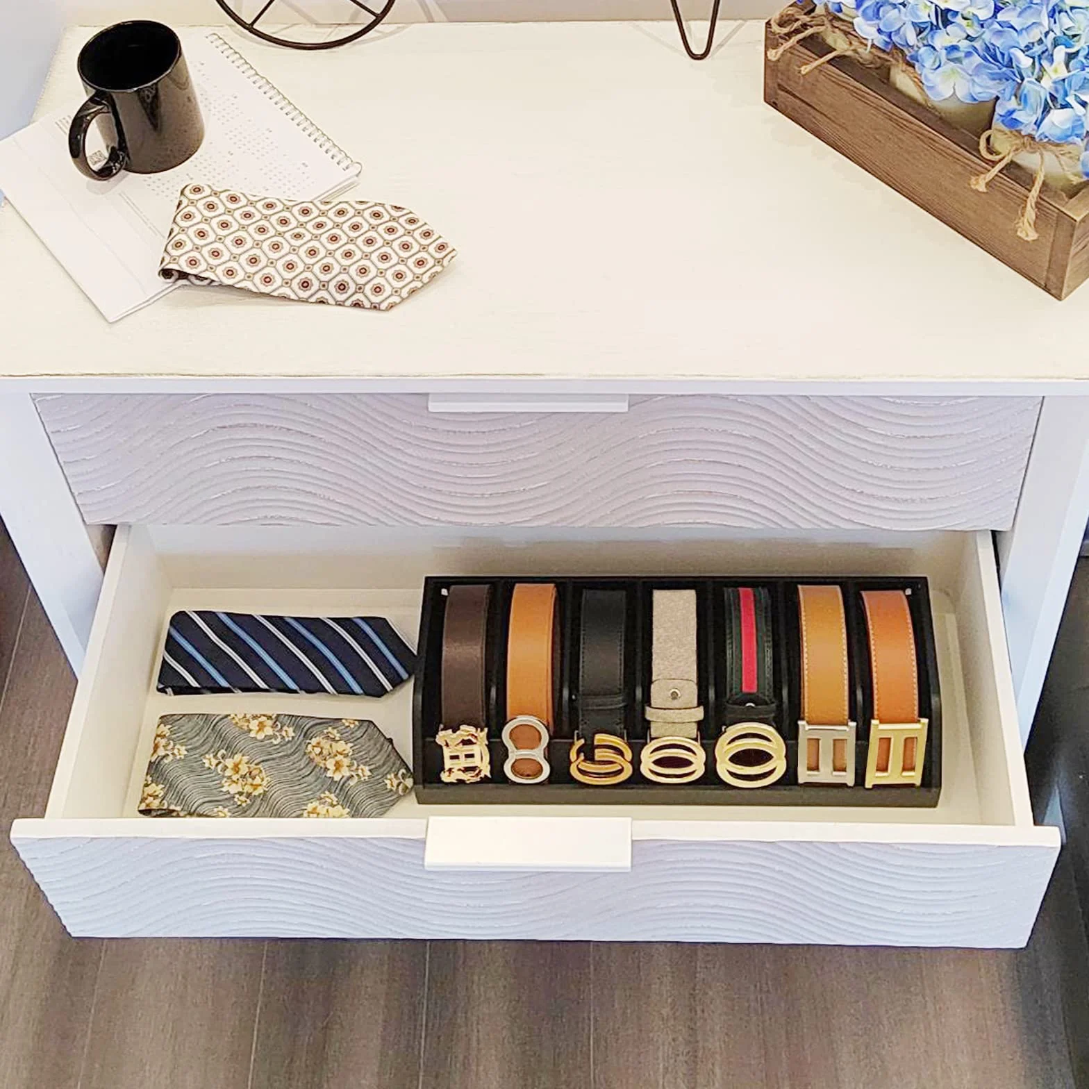B4Life Organizer na pasek, prezent na Dzień Ojca, 7 przegródek, stojak na pasek dla mężczyzn, bambusowy uchwyt na pasek do szafy i szuflady, gablota na pasek, organizer do przechowywania pasów do
