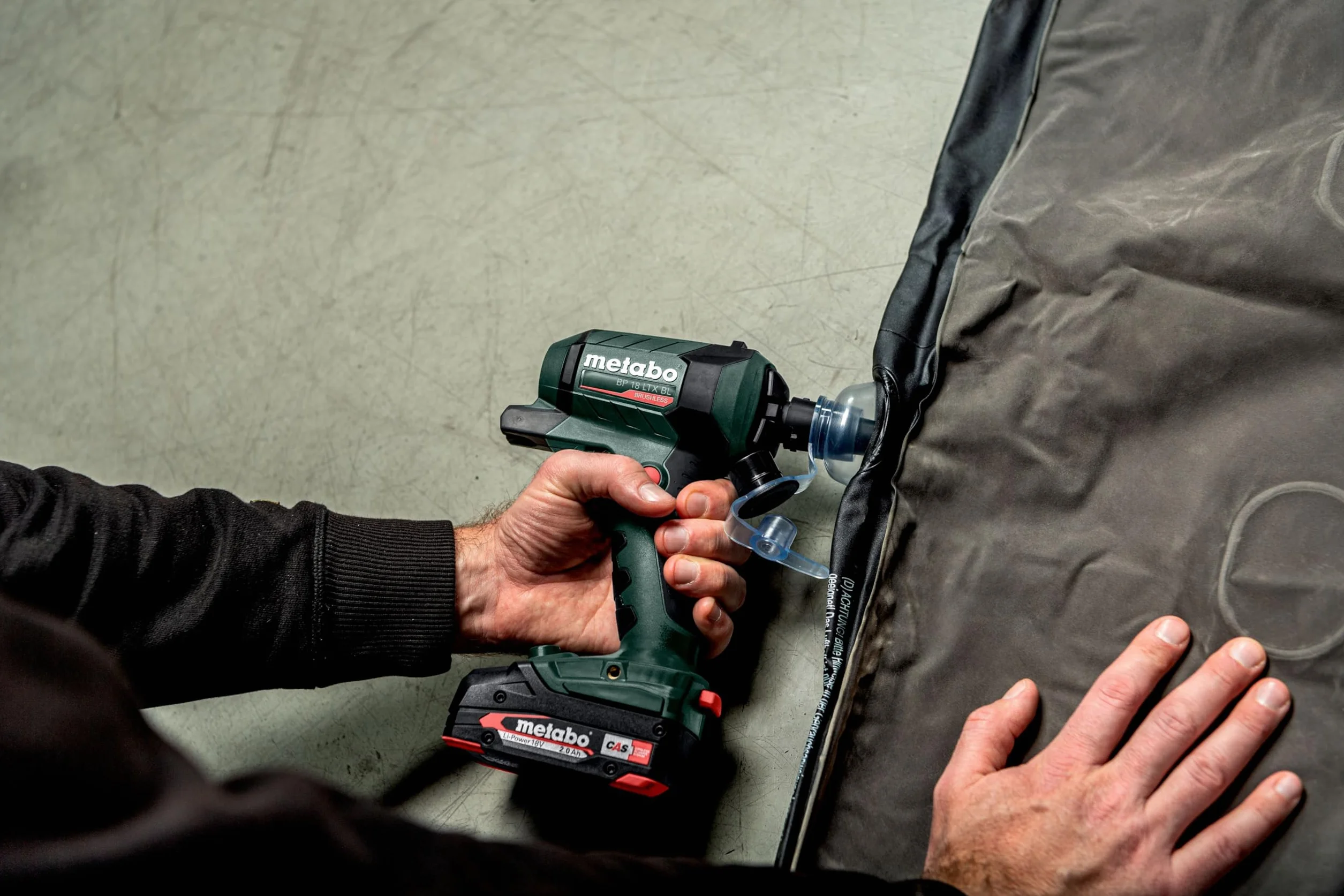 metabo Akumulatorowy pistolet do przedmuchu BP 18 LTX BL - 18 V, silnik bezszczotkowy, objętość powietrza 0,7 m³/min, prędkość powietrza 122 m/s, światło robocze LED, wszechstronne do czyszczenia