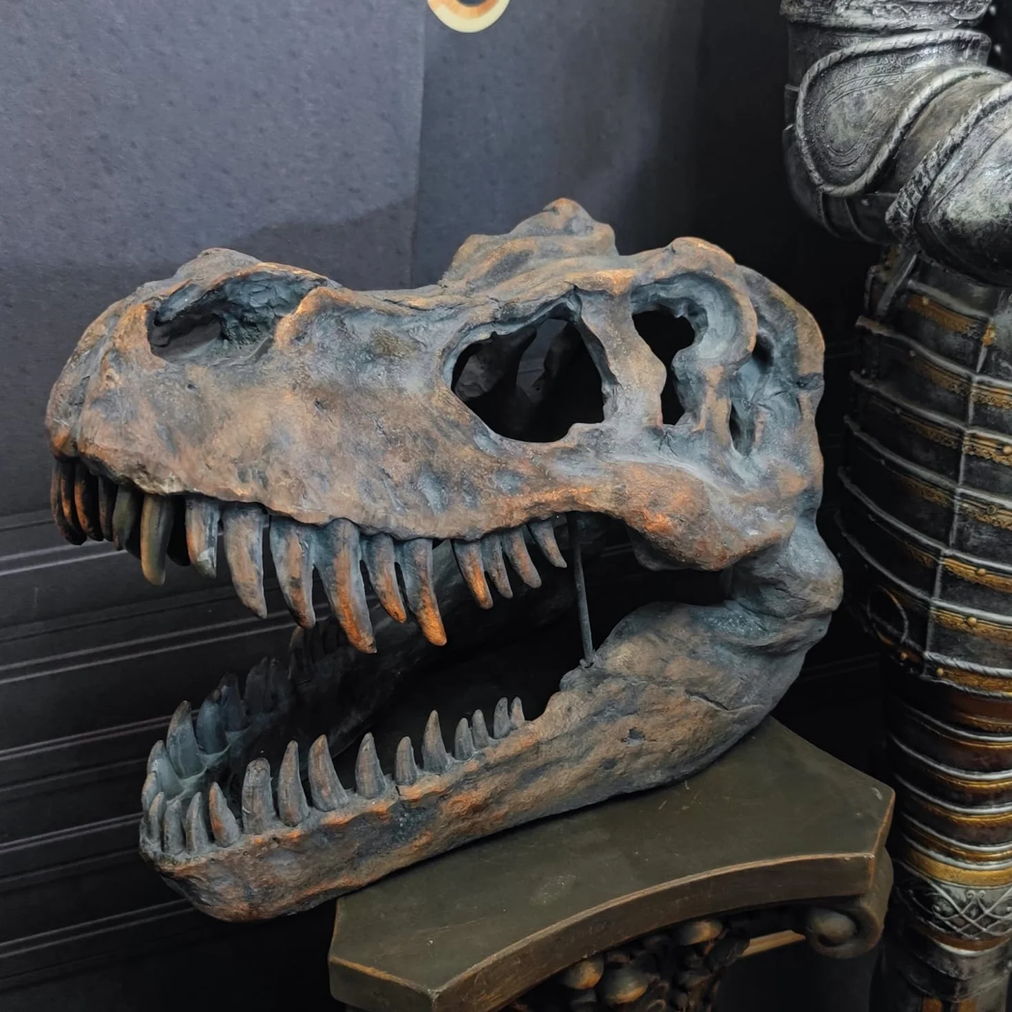Gigantyczny tyranozaur rex czaszka dinozaura wisząca figurka skamieniałości T-rex czaszka naścienna głowa dinozaura trofeum sztuczna wypychanie figurka ścienna dekoracja ścienna rzeźba 50 cm