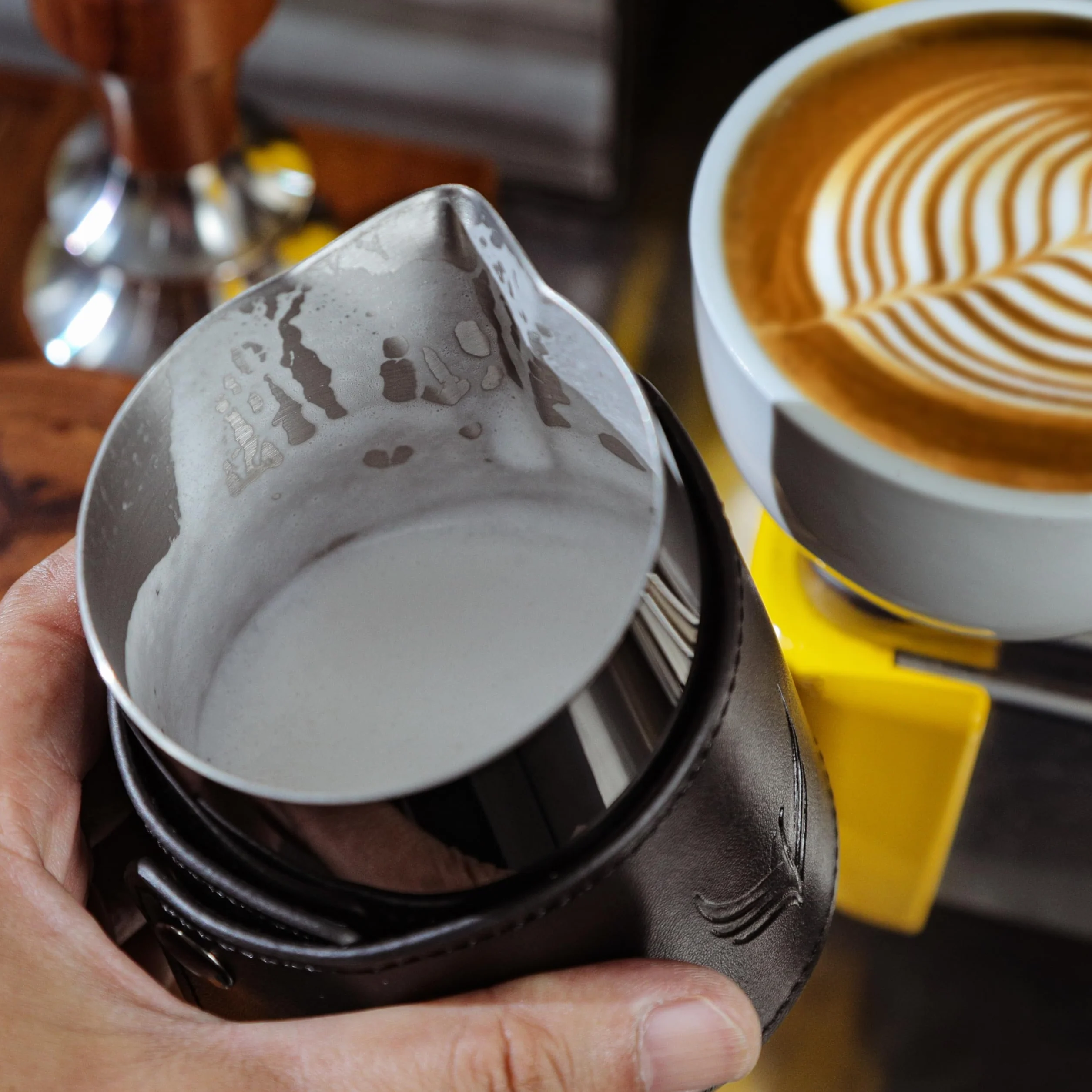 Dzbanek na mleko bez uchwytu do spieniania latte (czarny, 400ml, 14oz) ze skórzanym rękawem, dzbanek do spieniania mleka ze stali nierdzewnej