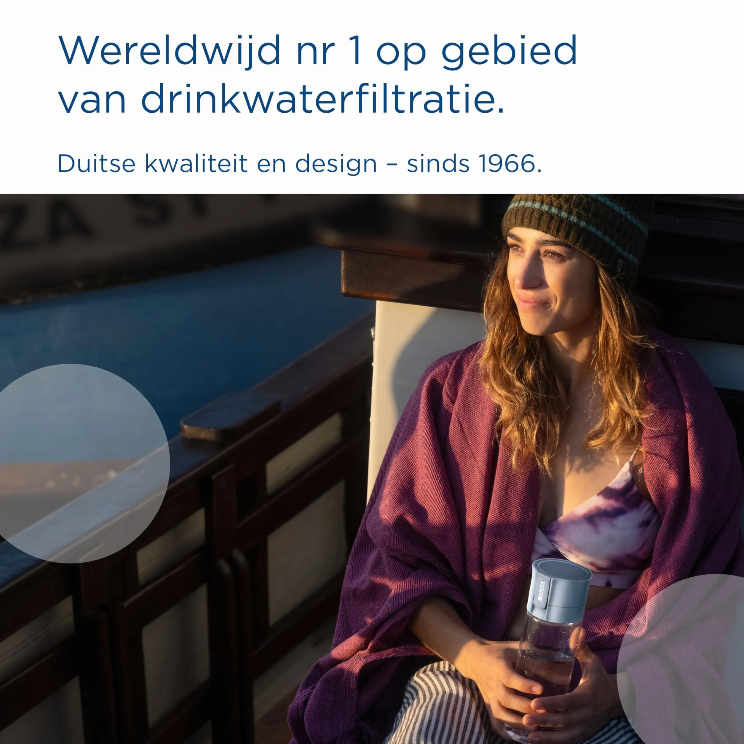 BRITA Butelka z filtrem do wody Model Vital morelowa (600 ml) w zestawie z 2 filtrami MicroDisc – praktyczna butelka na napoje z filtrem do wody w podróży, filtruje chlor i bakterie podczas