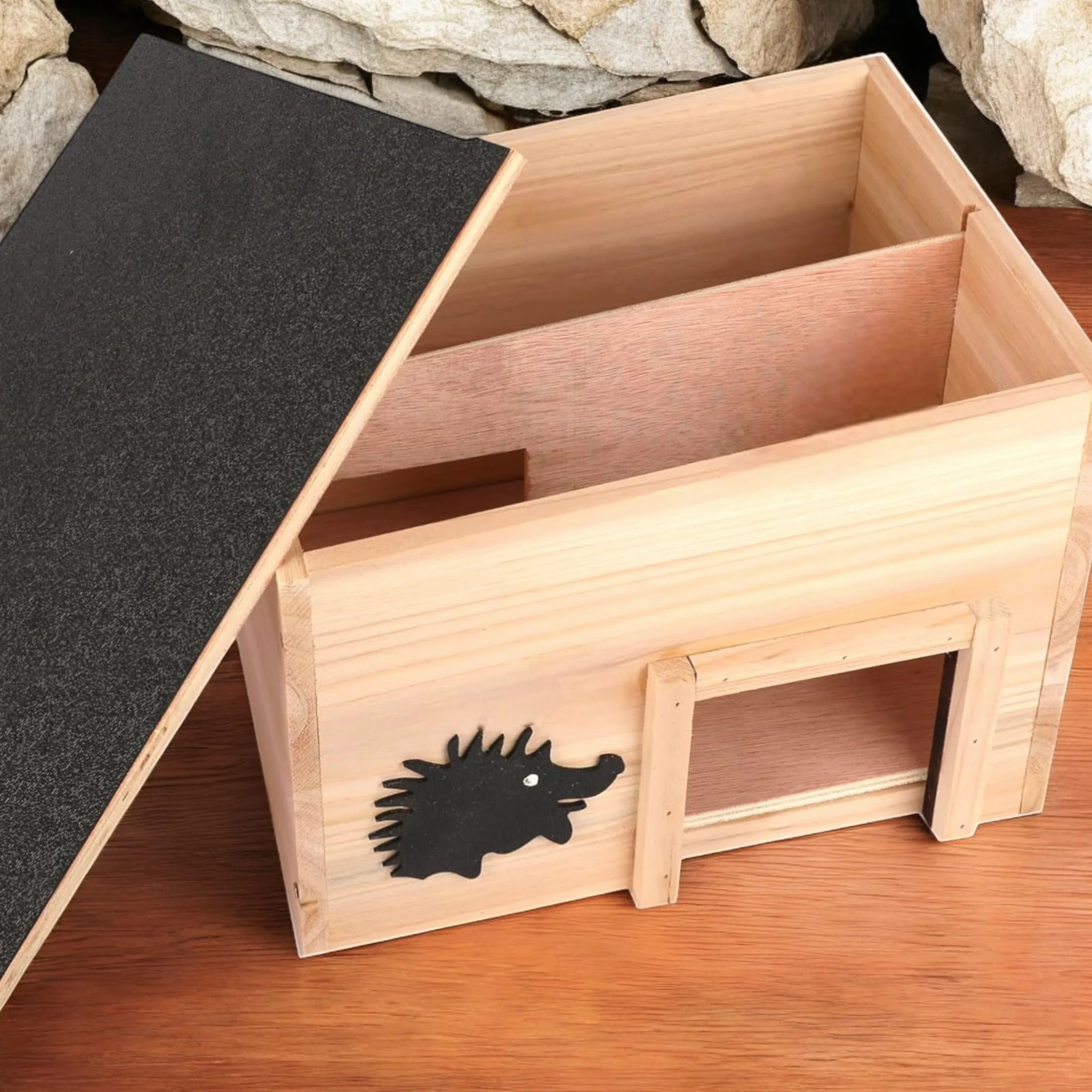 MIJOMA Domek dla jeży z drewna z certyfikatem FSC – odporny na warunki atmosferyczne schronisko z wejściem do labiryntu i dnem – 32 x 26 x 20,5 cm – idealne schronienie dla jeży