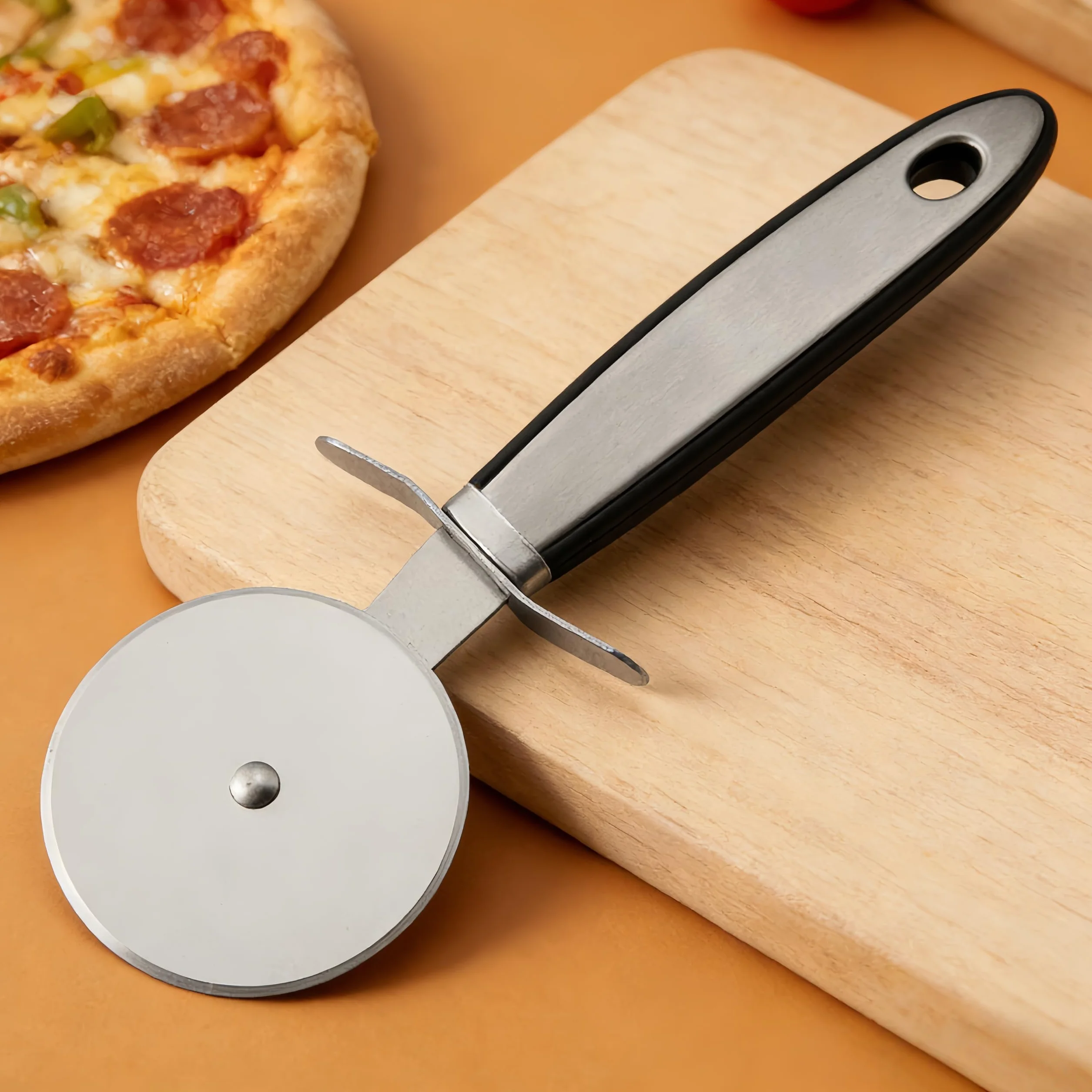 Czarne kółko do krojenia pizzy ze stali nierdzewnej, antypoślizgowy uchwyt o ergonomicznej konstrukcji i nie chwieje się. Nóż do pizzy do makaronu, ciasta, pierogów, makaronu