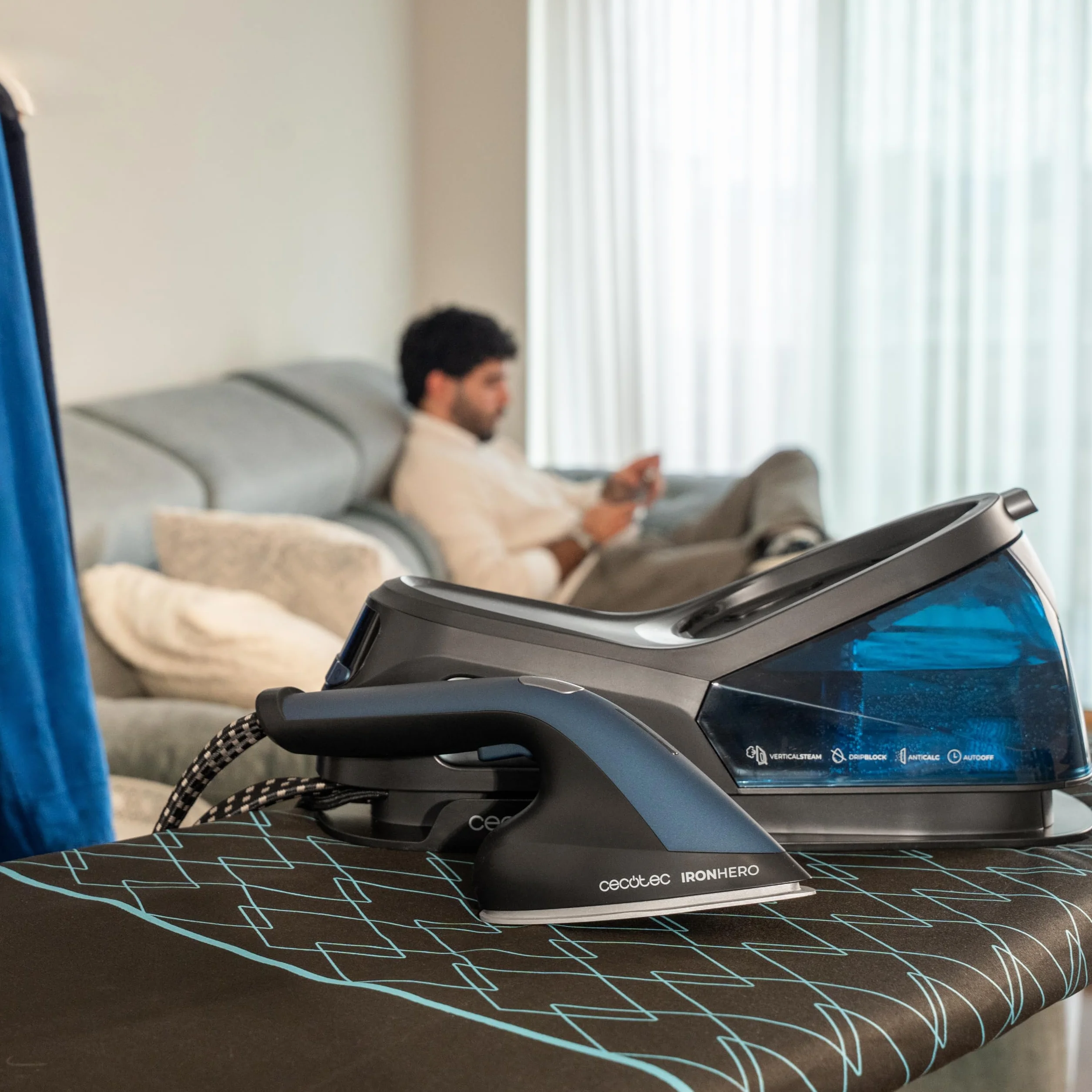 Cecotec IronHero V-2400 Station Pionowe centrum prasowania, 2400 W, Płyta ceramiczna Turbo Slide, Zbiornik 1,2L, 3 tryby, Przepływ pary 180 g/min, uderzenie pary 370 g/min, wyświetlacz LED, Antical